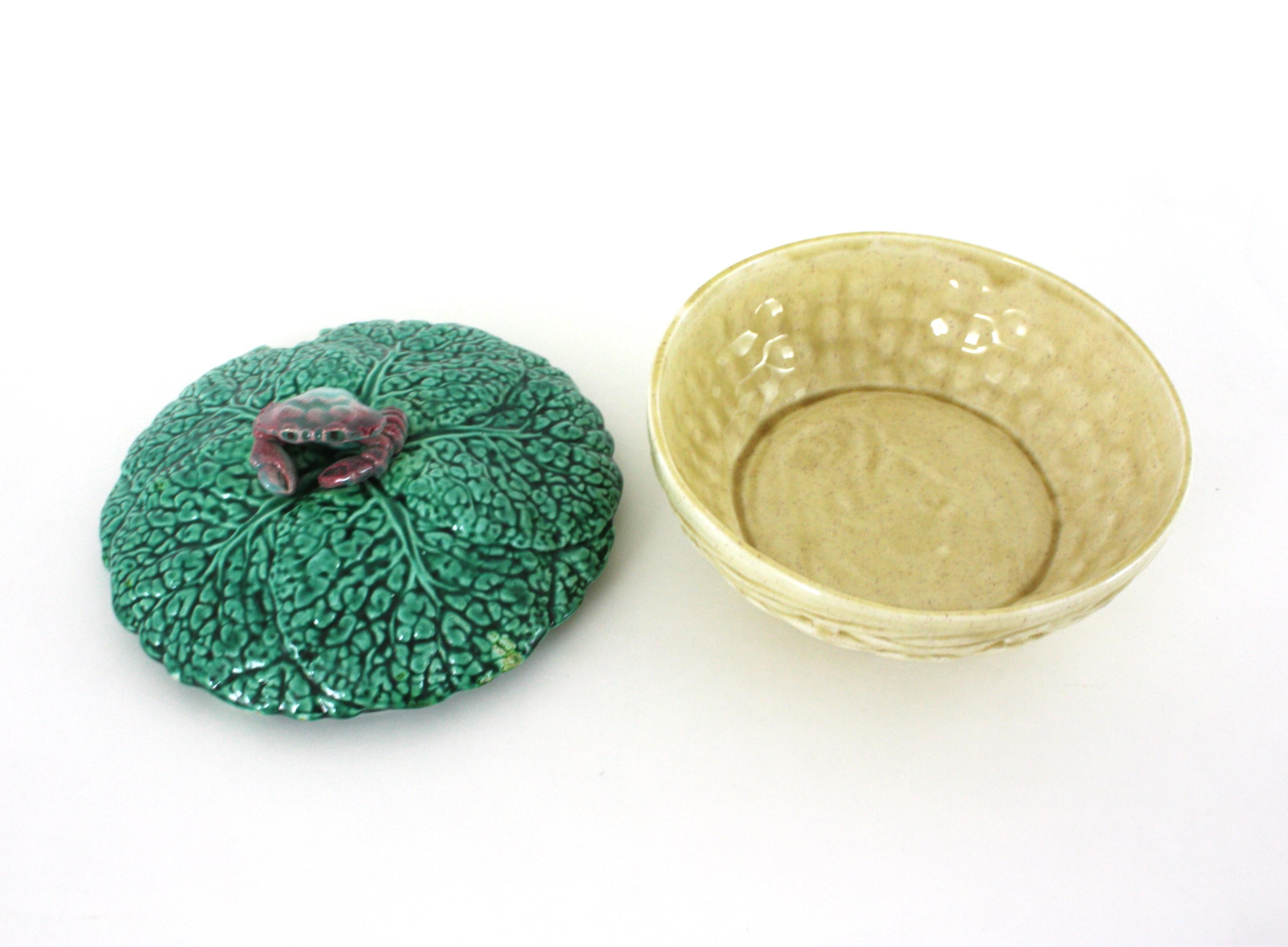 Soupière en céramique majolique avec chou et crabe, Italie 1950 en vente 8