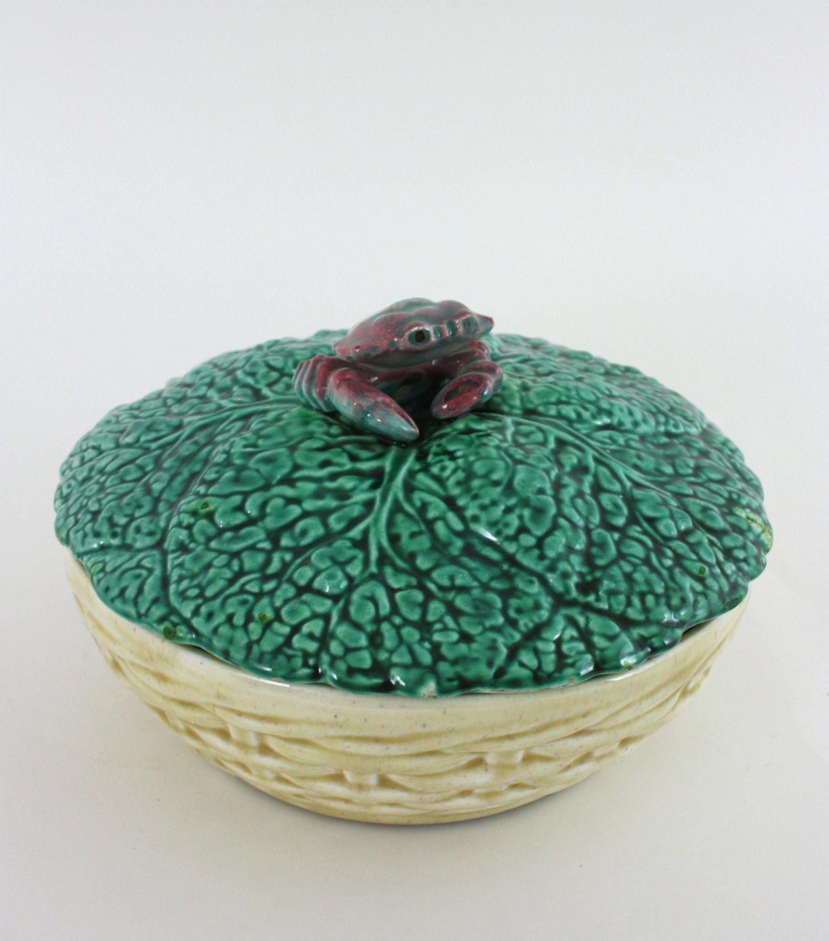 Soupière en céramique majolique avec chou et crabe, Italie 1950 en vente 9