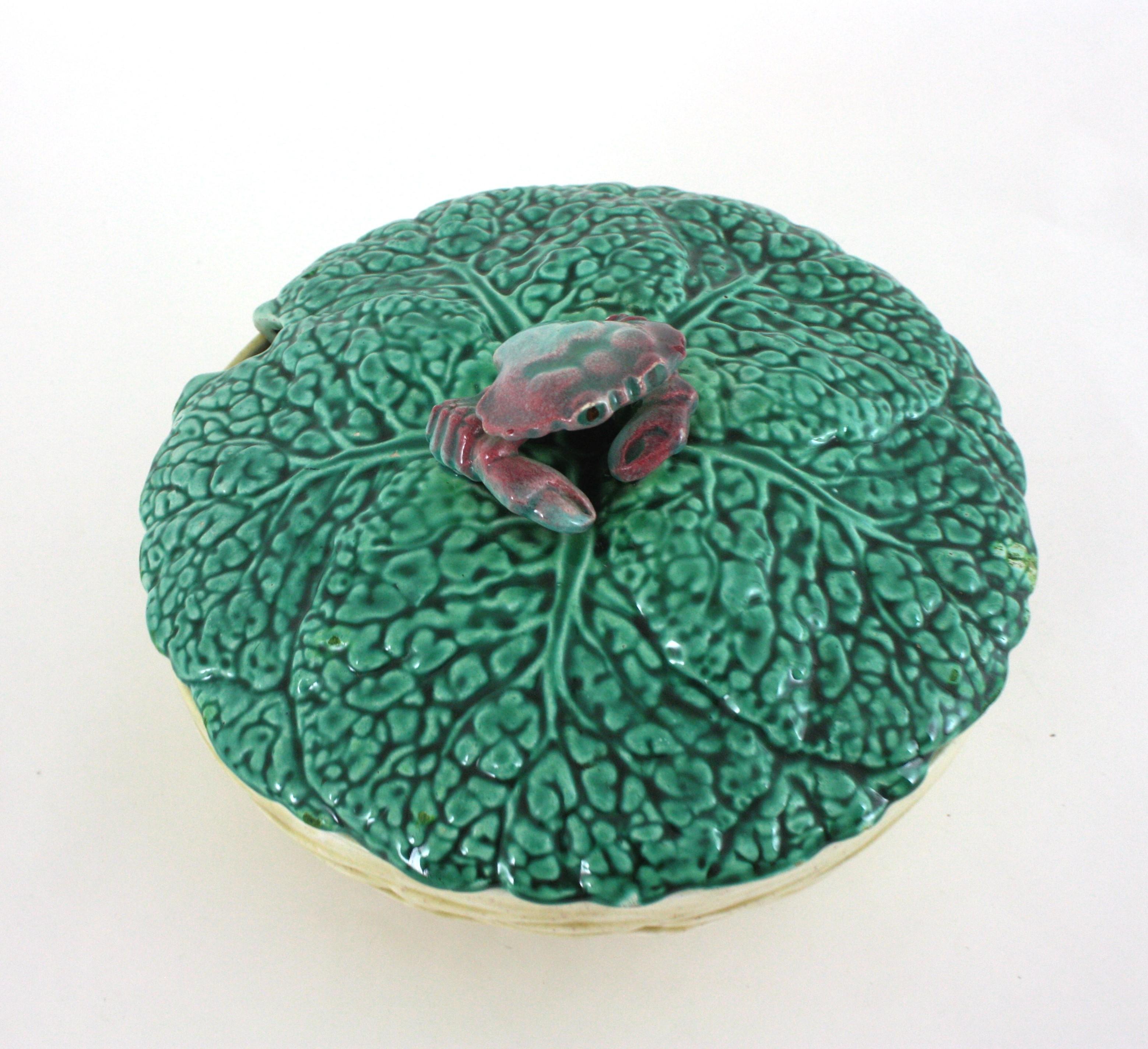 Soupière en céramique majolique avec chou et crabe, Italie 1950 en vente 10