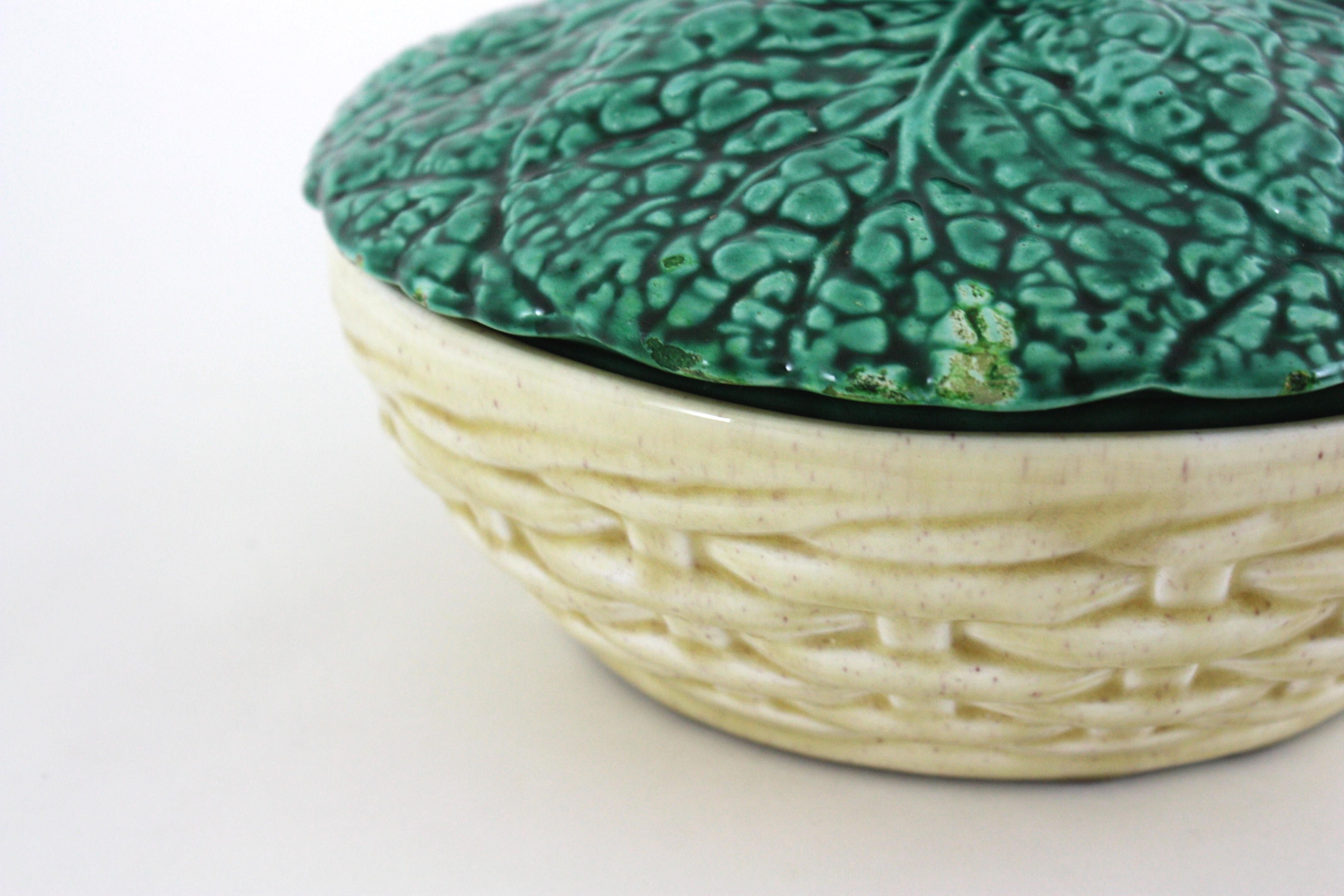 Soupière en céramique majolique avec chou et crabe, Italie 1950 en vente 11