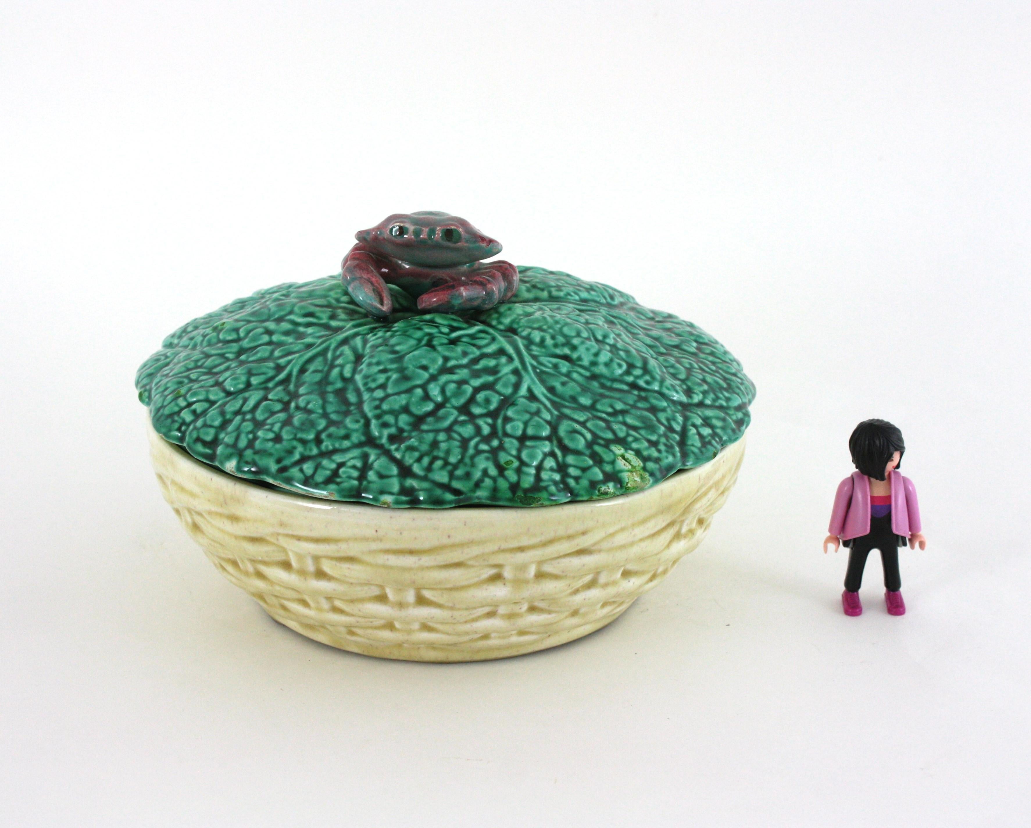 Mid-Century Modern Soupière en céramique majolique avec chou et crabe, Italie 1950 en vente