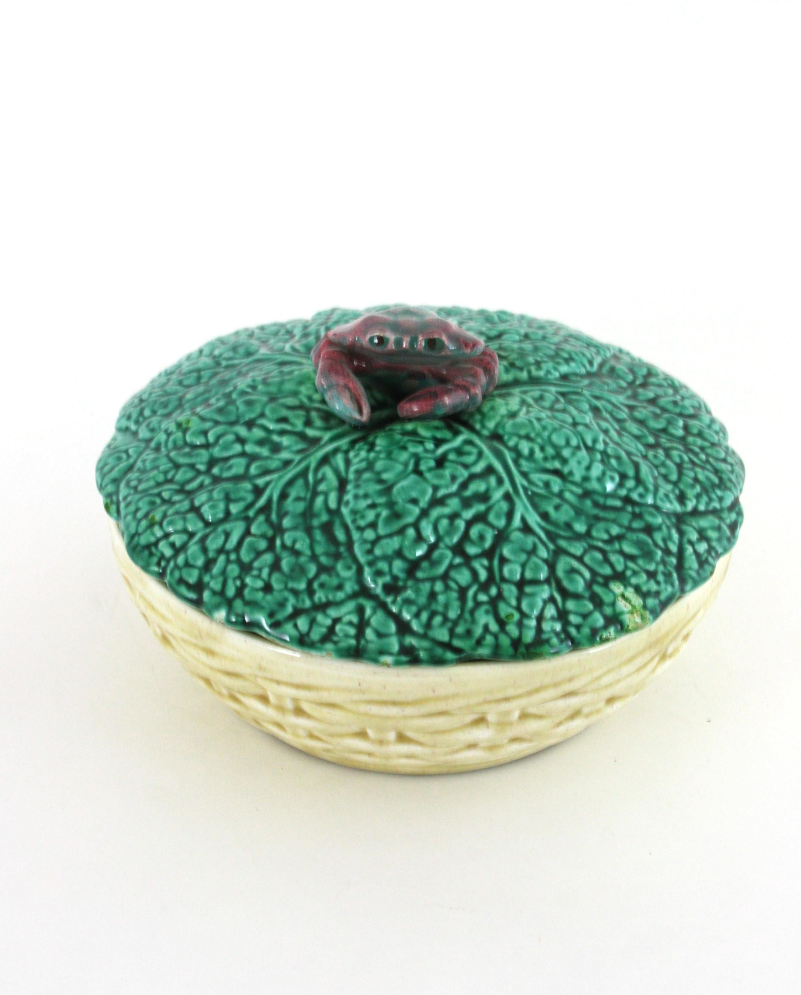 20ième siècle Soupière en céramique majolique avec chou et crabe, Italie 1950 en vente