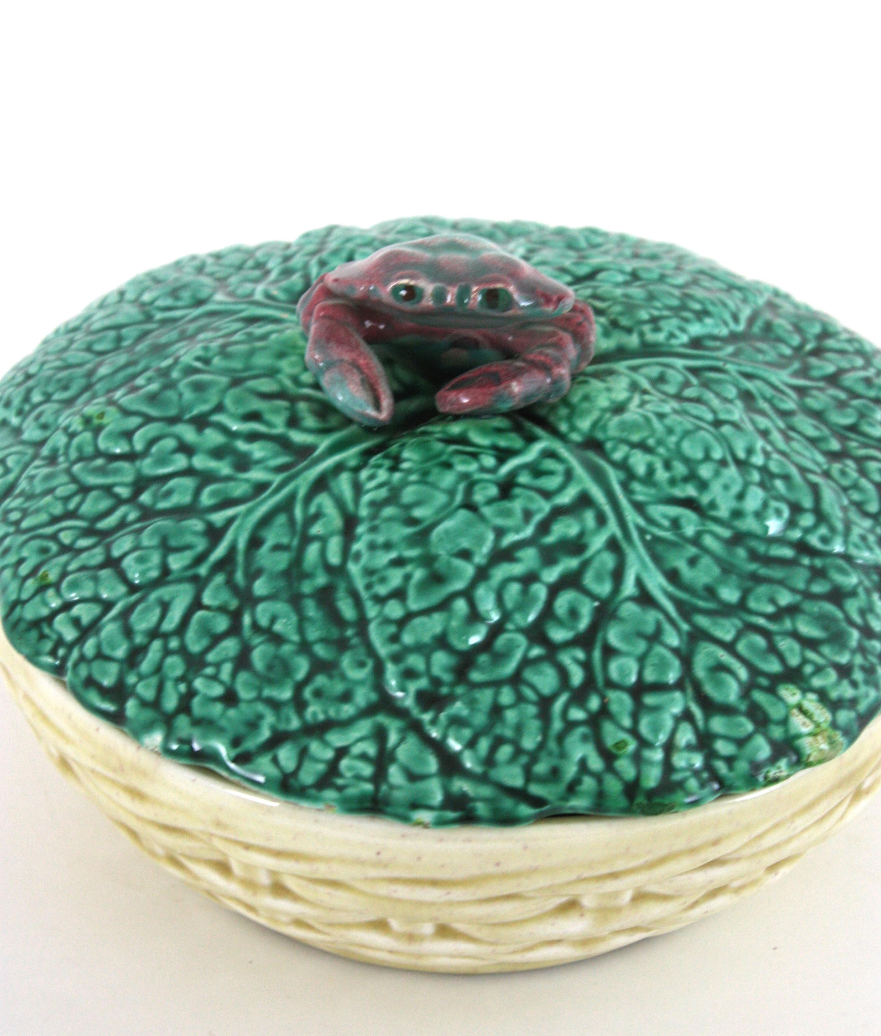 Céramique Soupière en céramique majolique avec chou et crabe, Italie 1950 en vente