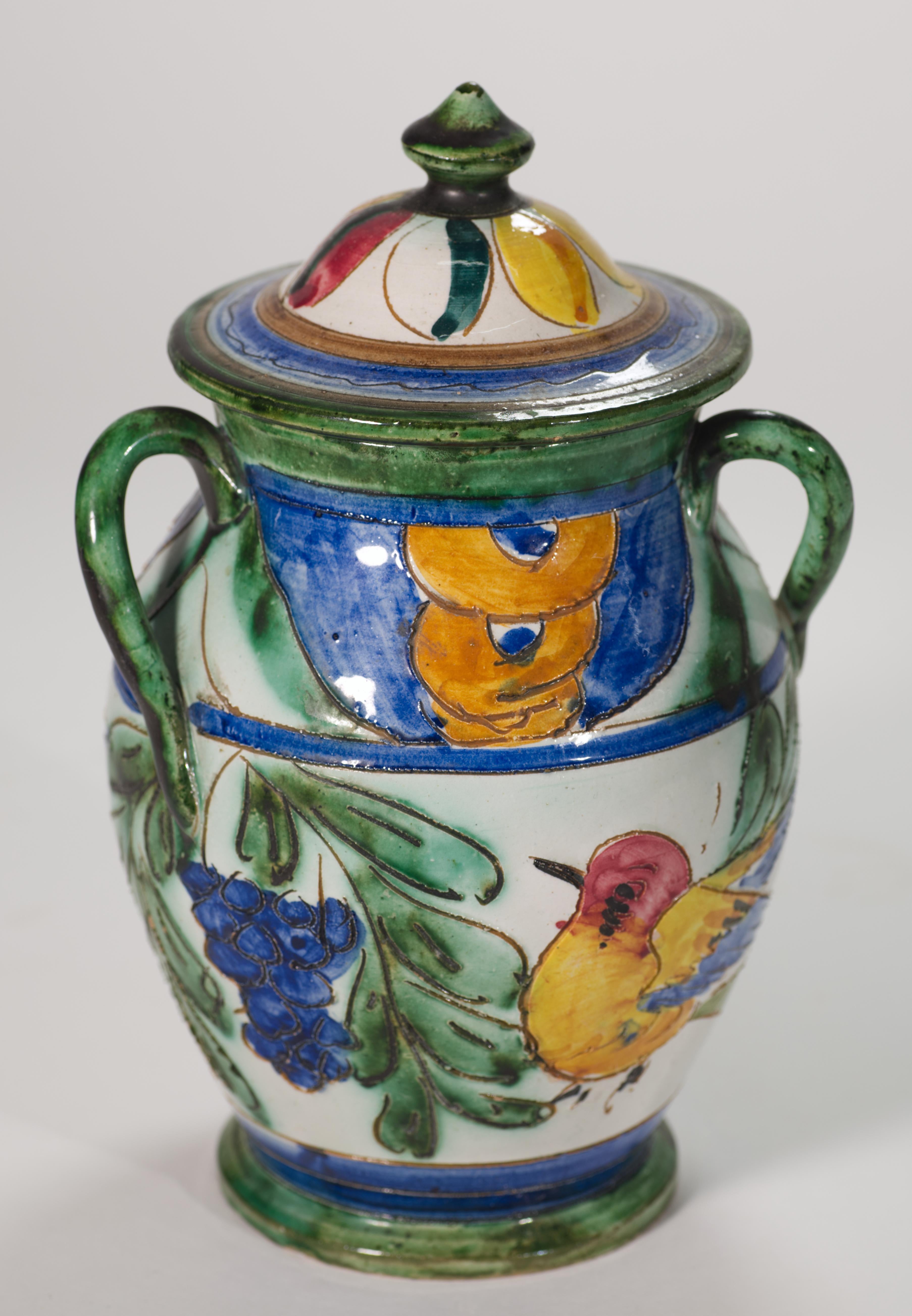 Mid-Century moderno Vaso in ceramica maiolicata con coperchio, decorazione di uccelli a graffito, Italia Mid Century Modern in vendita