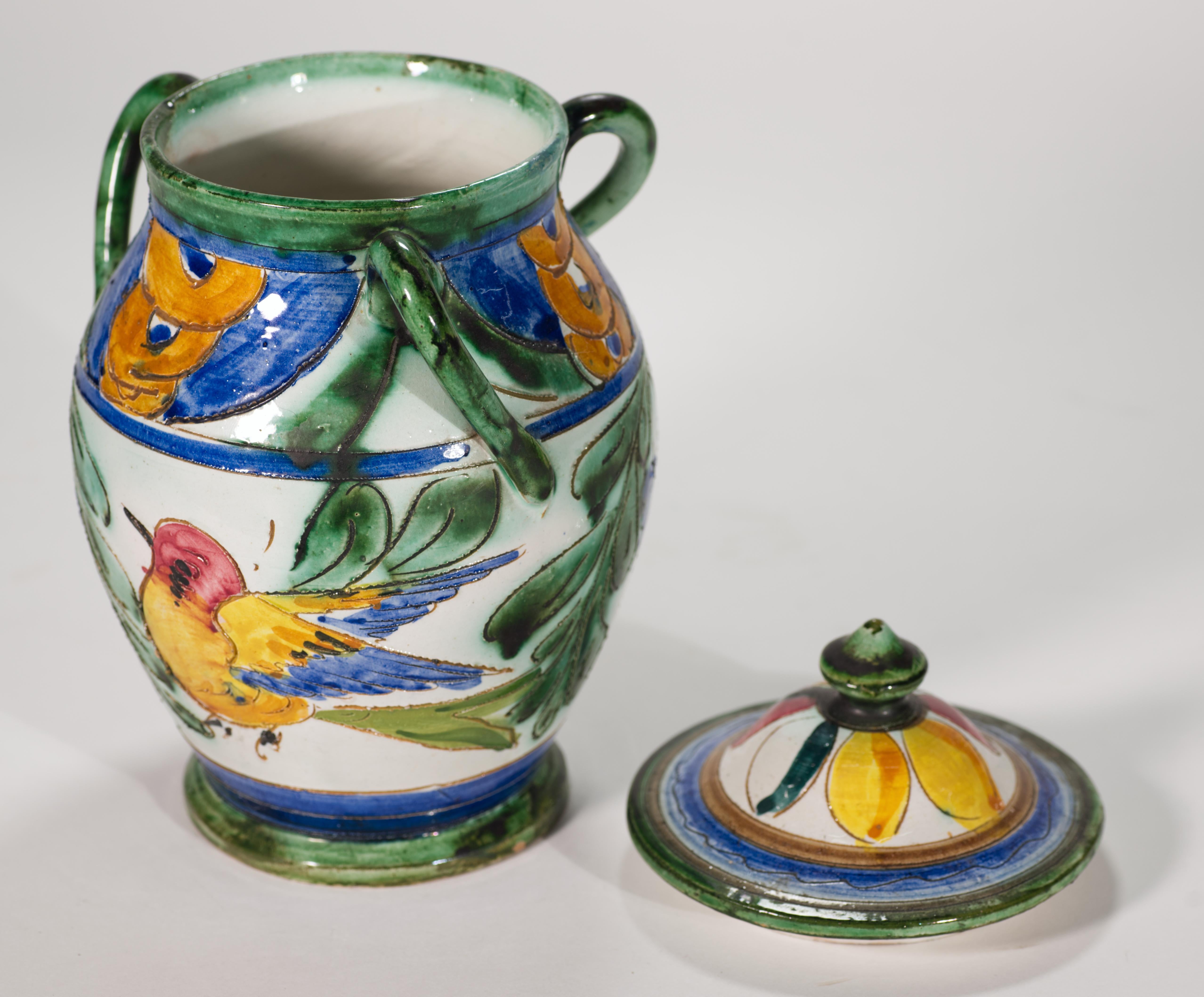 Italiano Vaso in ceramica maiolicata con coperchio, decorazione di uccelli a graffito, Italia Mid Century Modern in vendita