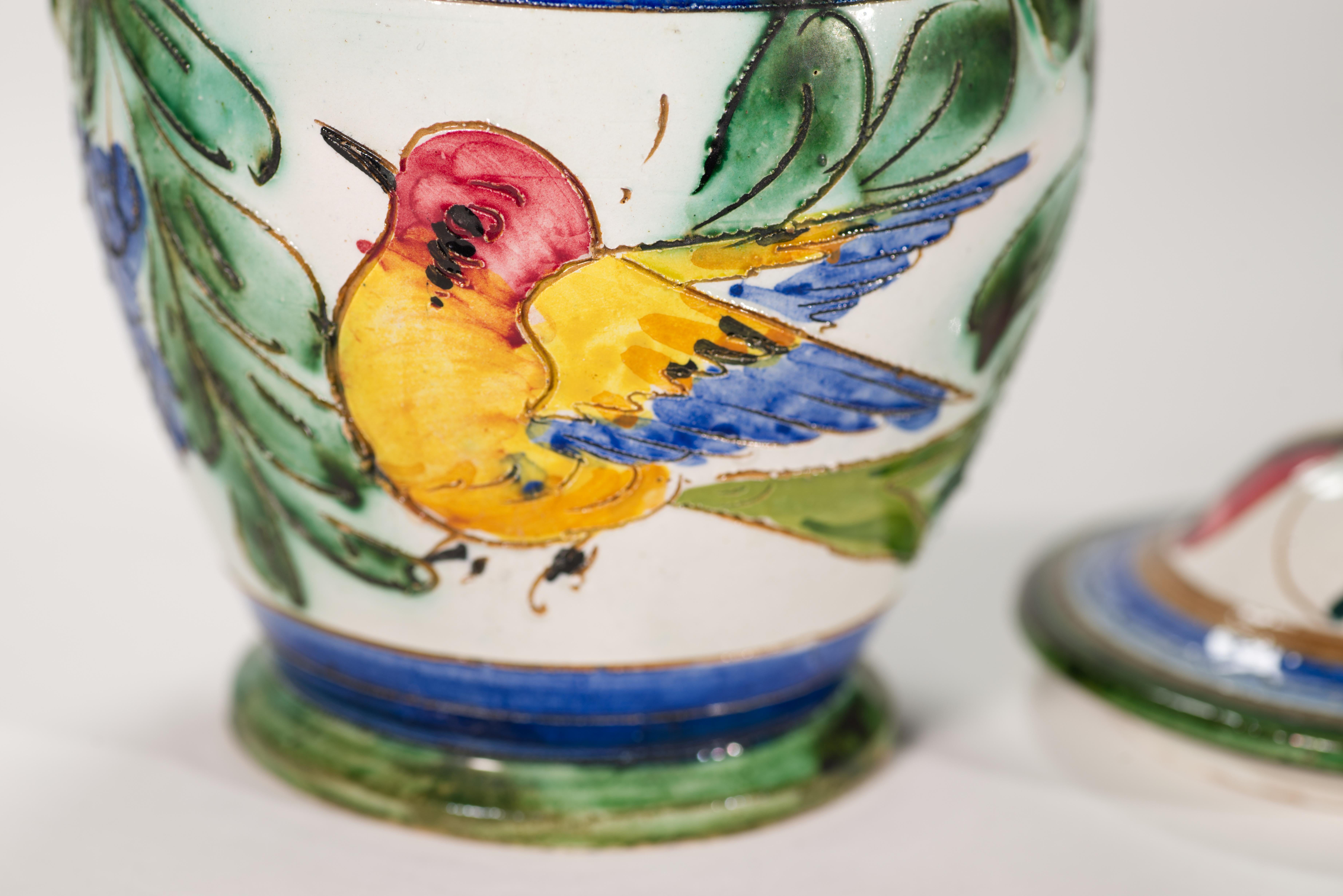 Smaltato Vaso in ceramica maiolicata con coperchio, decorazione di uccelli a graffito, Italia Mid Century Modern in vendita