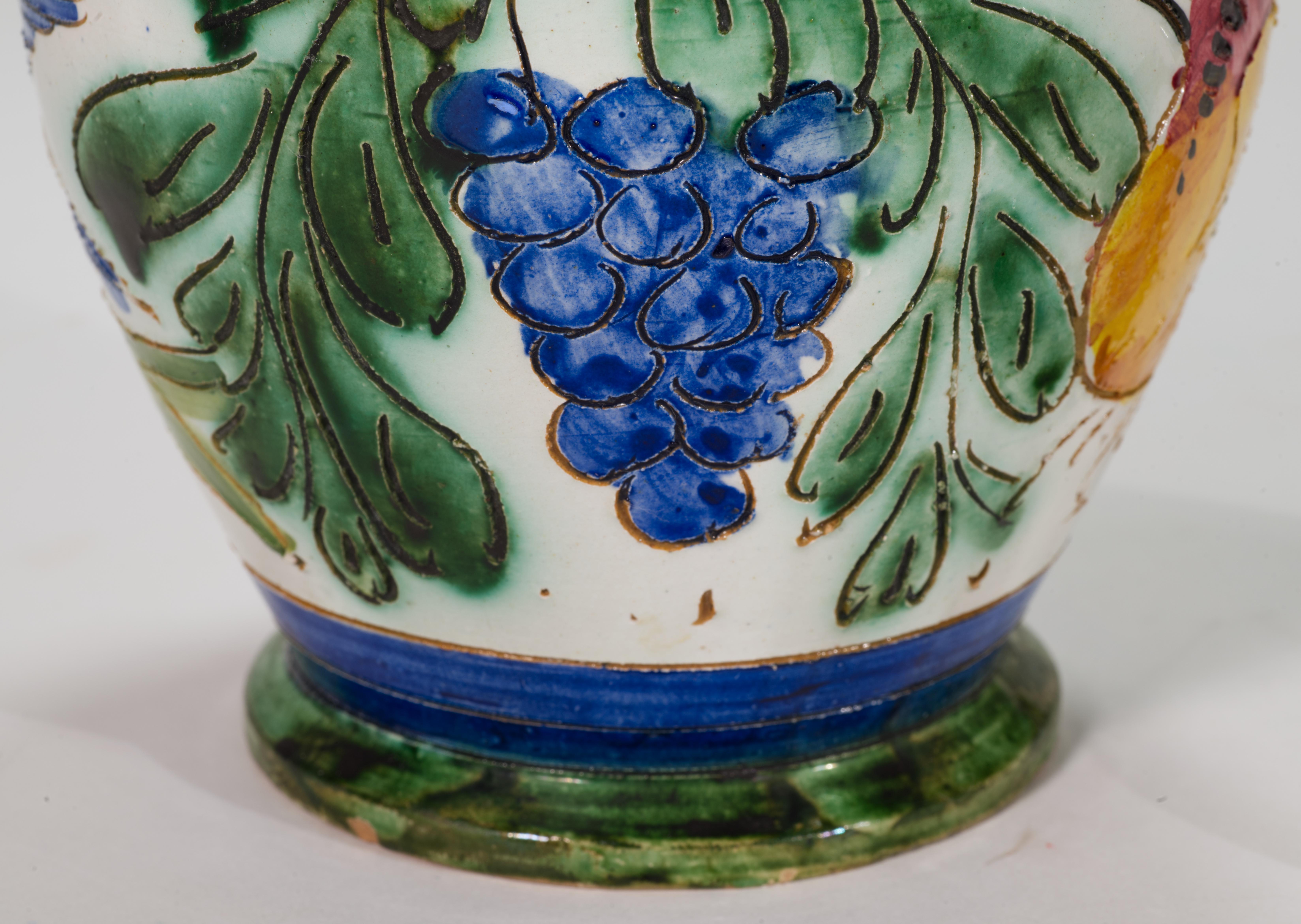 Vaso in ceramica maiolicata con coperchio, decorazione di uccelli a graffito, Italia Mid Century Modern In condizioni buone in vendita a Clifton Springs, NY
