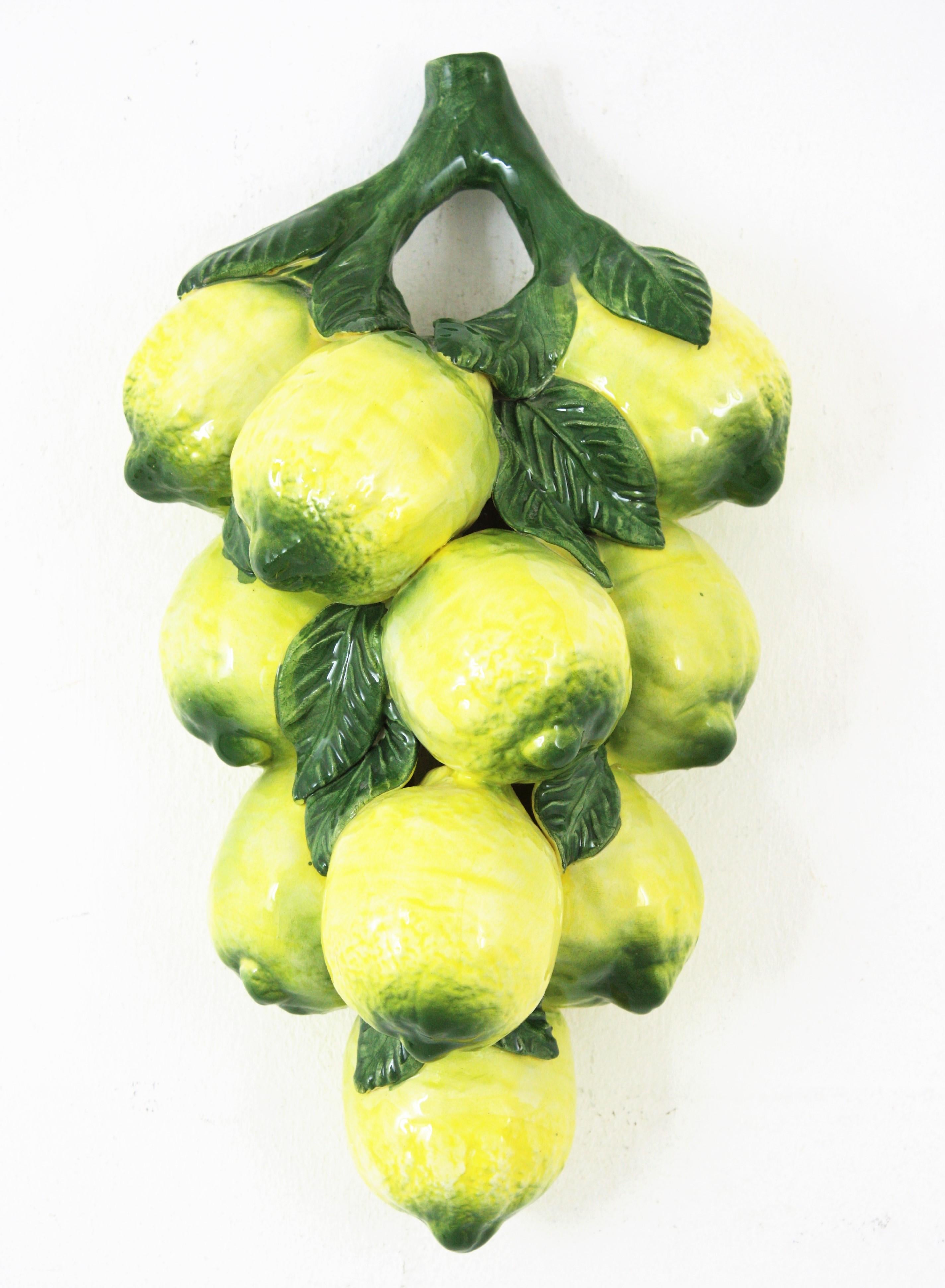 Superbe décoration murale en céramique Manises Majolica aux citrons, Espagne, années 1960.
Sculpture murale artisanale en céramique représentant une grappe de citrons. Couleur jaune vif avec des accents verts sur les feuilles.
Cette décoration