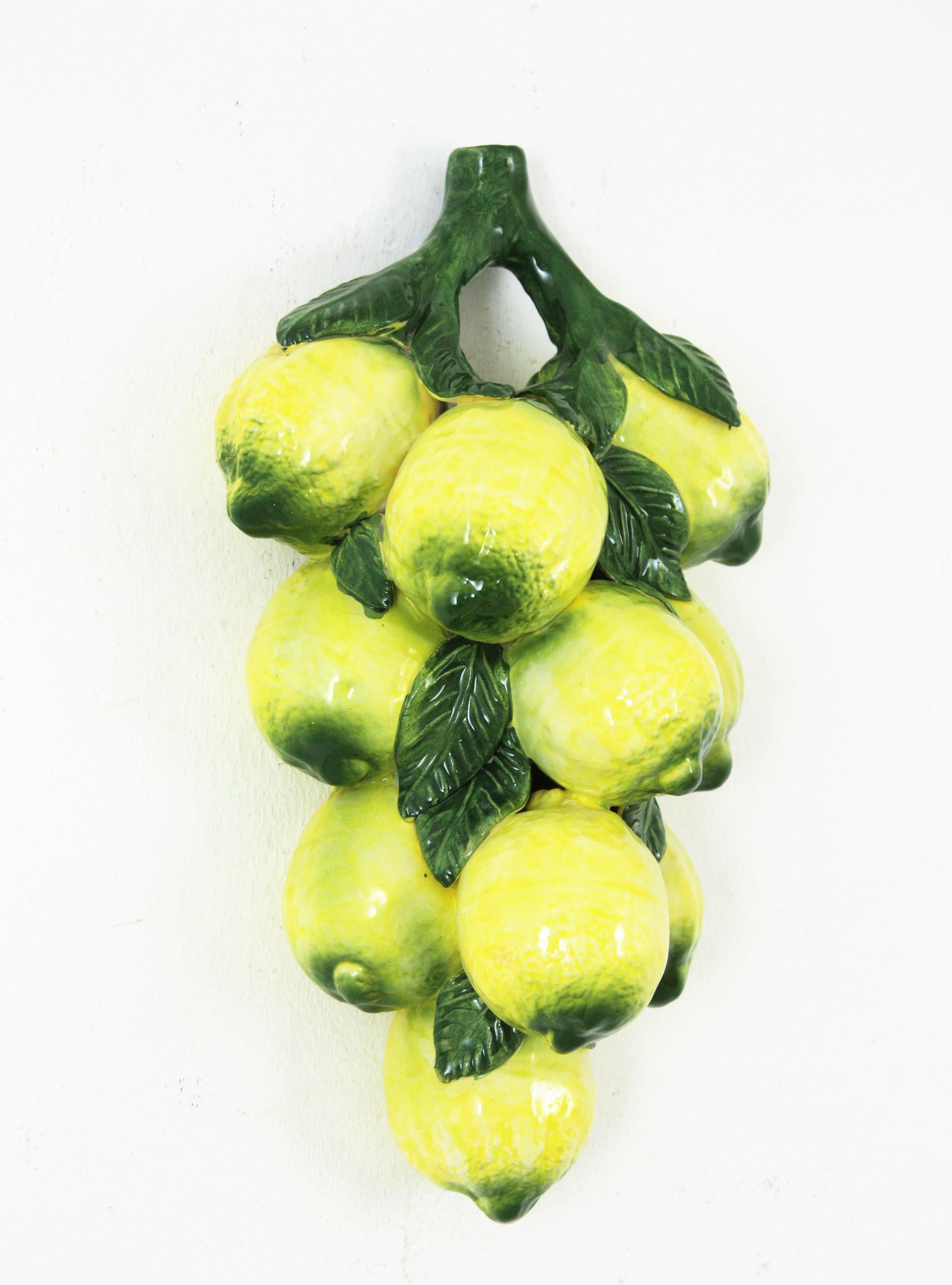 Decoración mural de cerámica mayólica con limones / Escultura mural Moderno de mediados de siglo en venta