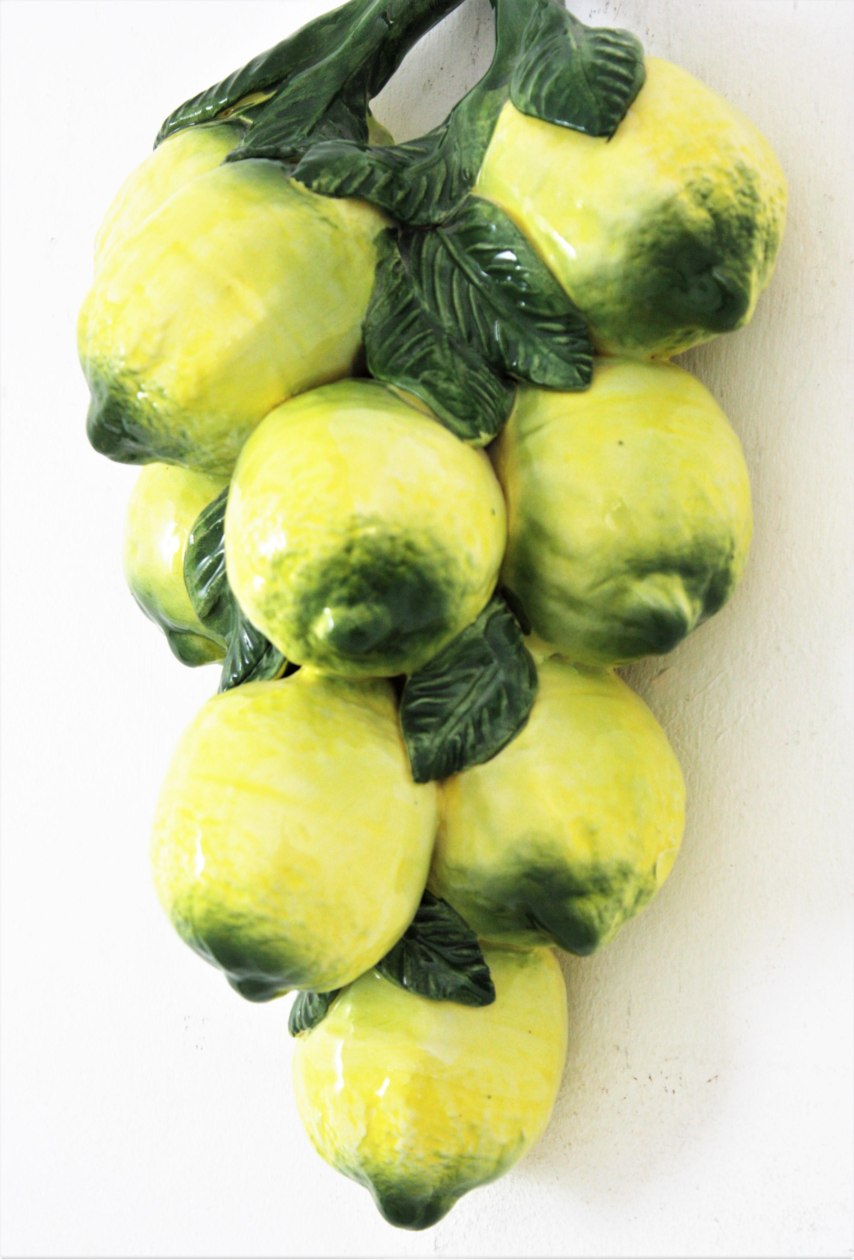Decoración mural de cerámica mayólica con limones / Escultura mural siglo XX en venta