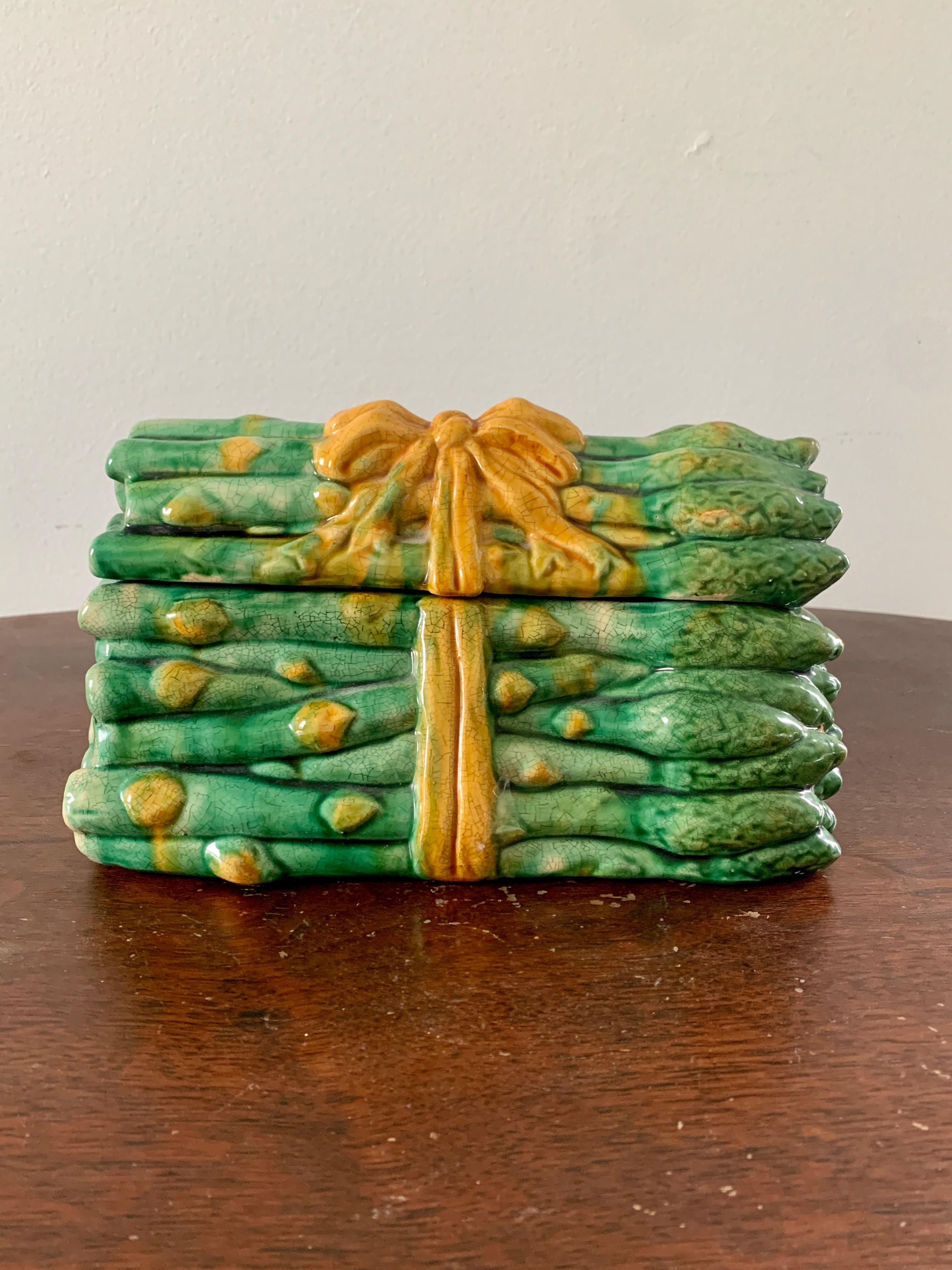 A gorgeous majolica ceramic trompe l'Oeil asparagus covered box 

Italy, circa 1980s

Measures: 9.25