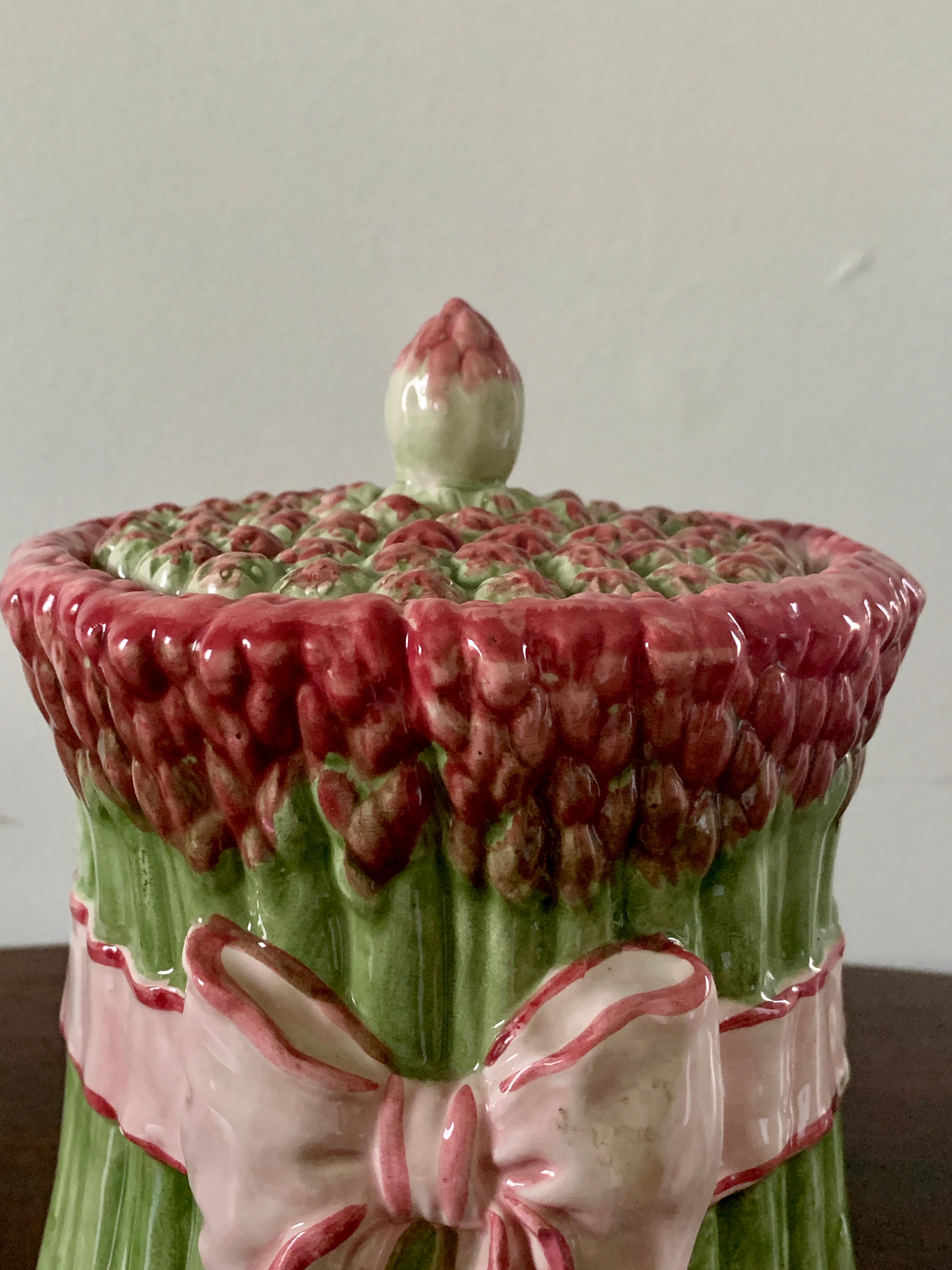 Magnifique boîte à asperges couverte en céramique Majolique en trompe l'Oeil 

Italie, vers les années 1980

Mesures : 6,25 