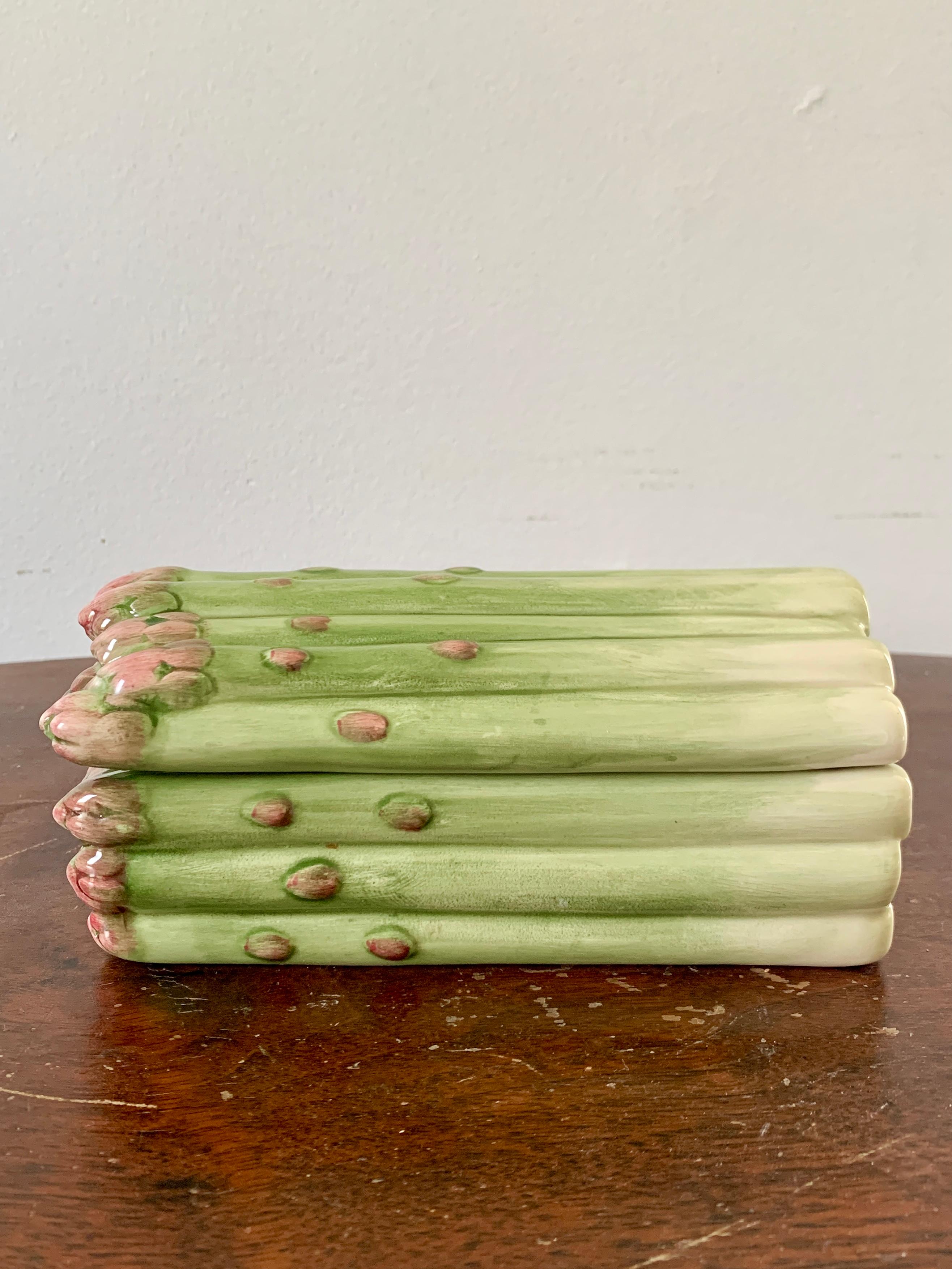 A gorgeous Majolica ceramic trompe l'Oeil asparagus covered box 

By Fitz & Floyd

Japan, circa 1980s

Measures: 7.25