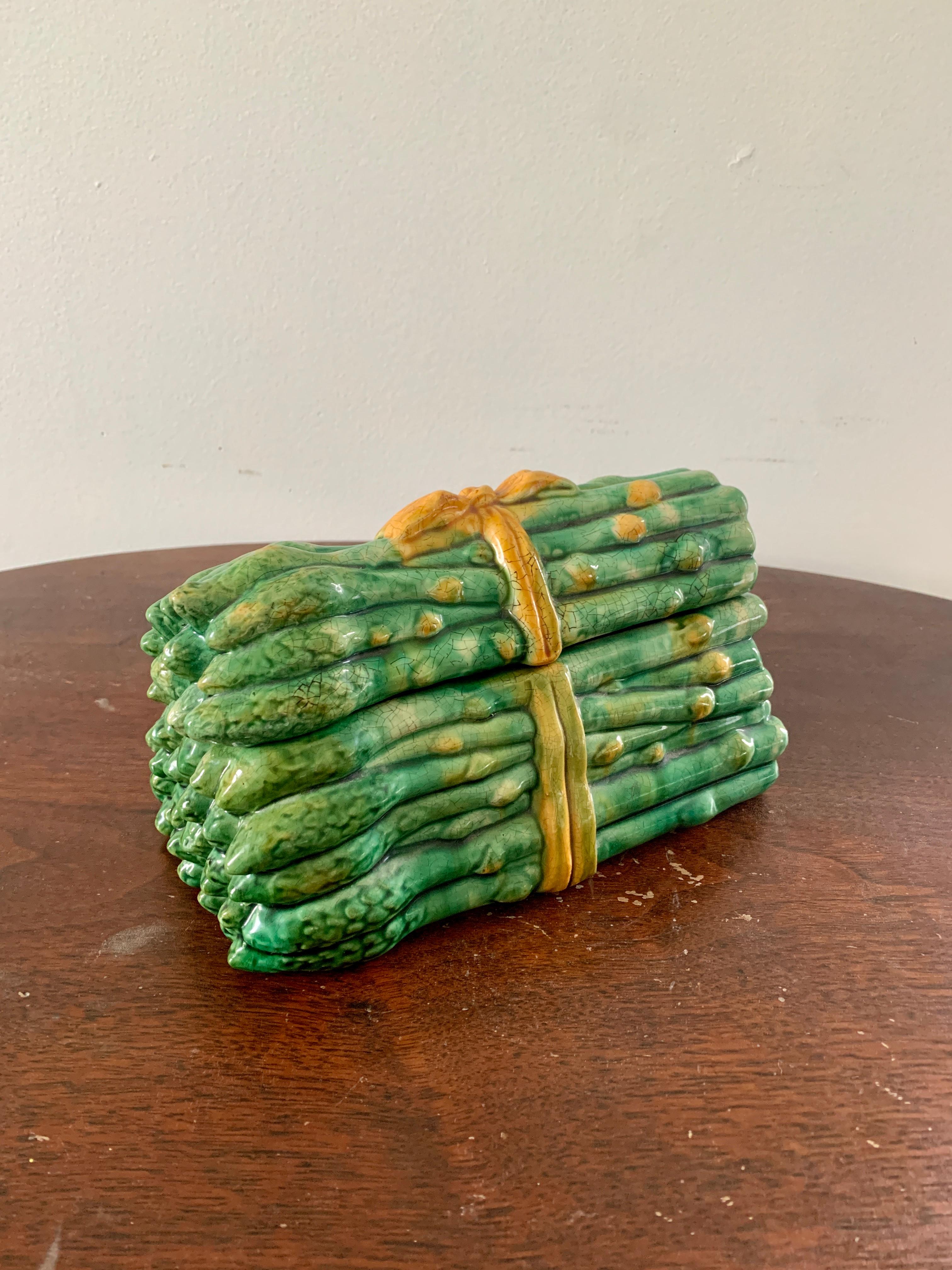 Majolica Ceramic Trompe l'Oeil Asparagus Covered Box In Good Condition For Sale In Elkhart, IN