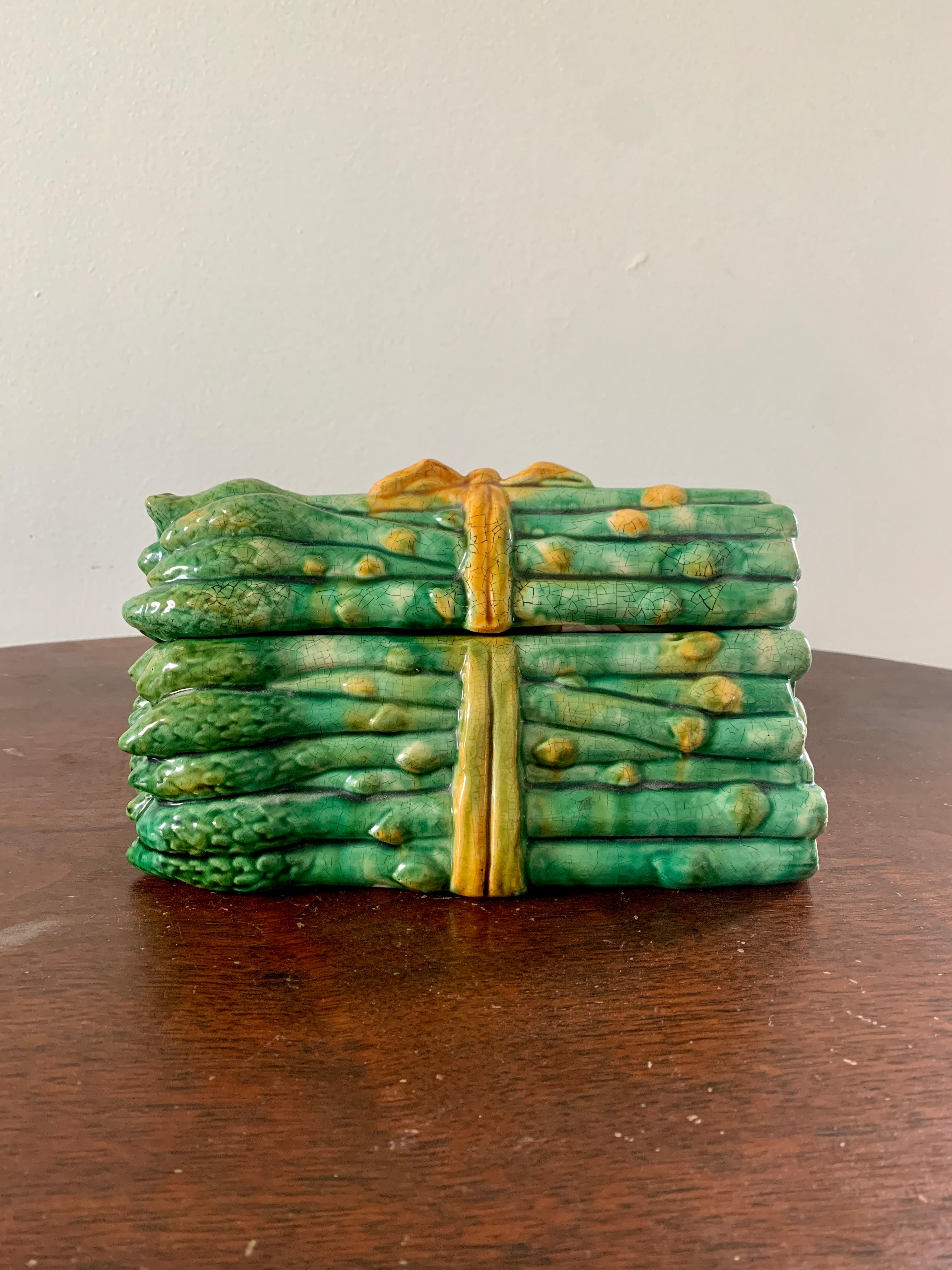 Majolica Ceramic Trompe l'Oeil Asparagus Covered Box In Good Condition For Sale In Elkhart, IN