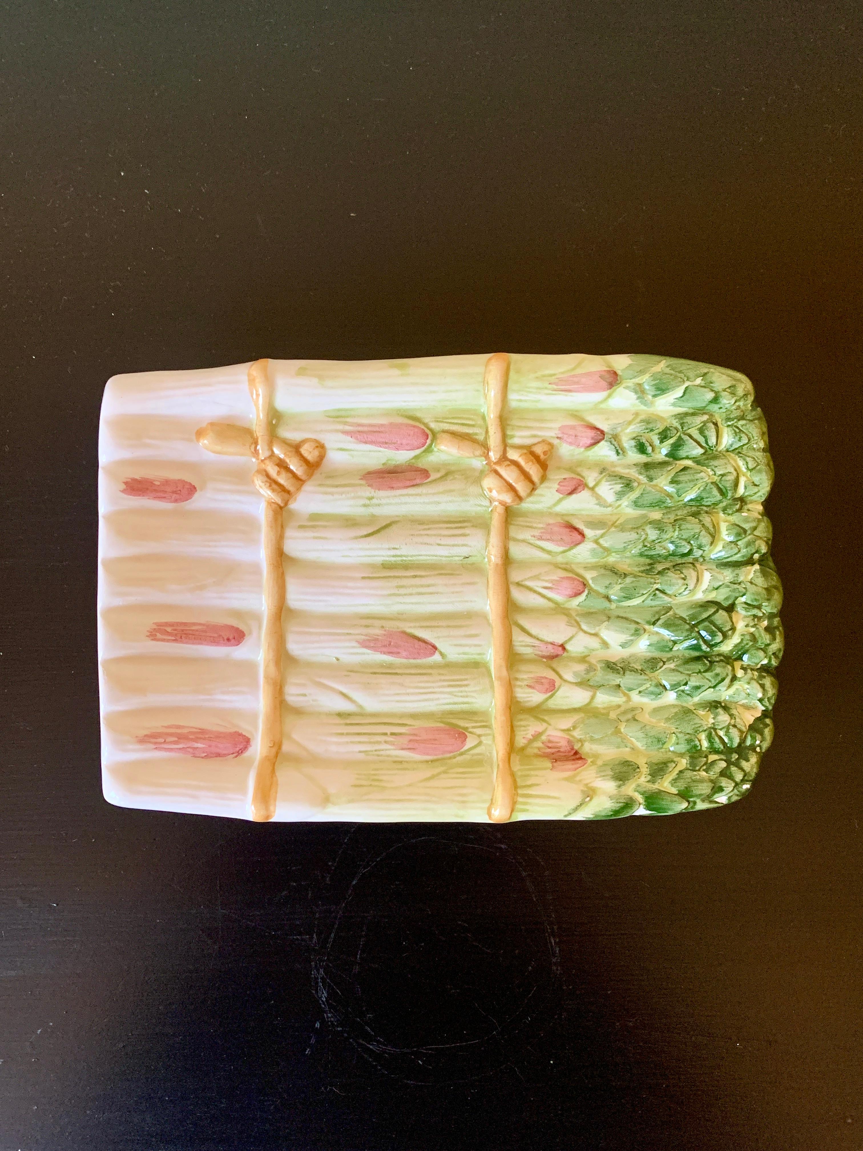 Eine wunderschöne Majolika-Keramik-Spargelschale oder Löffelablage

Portugal, ca. 1980er Jahre

Maße: 7,25 