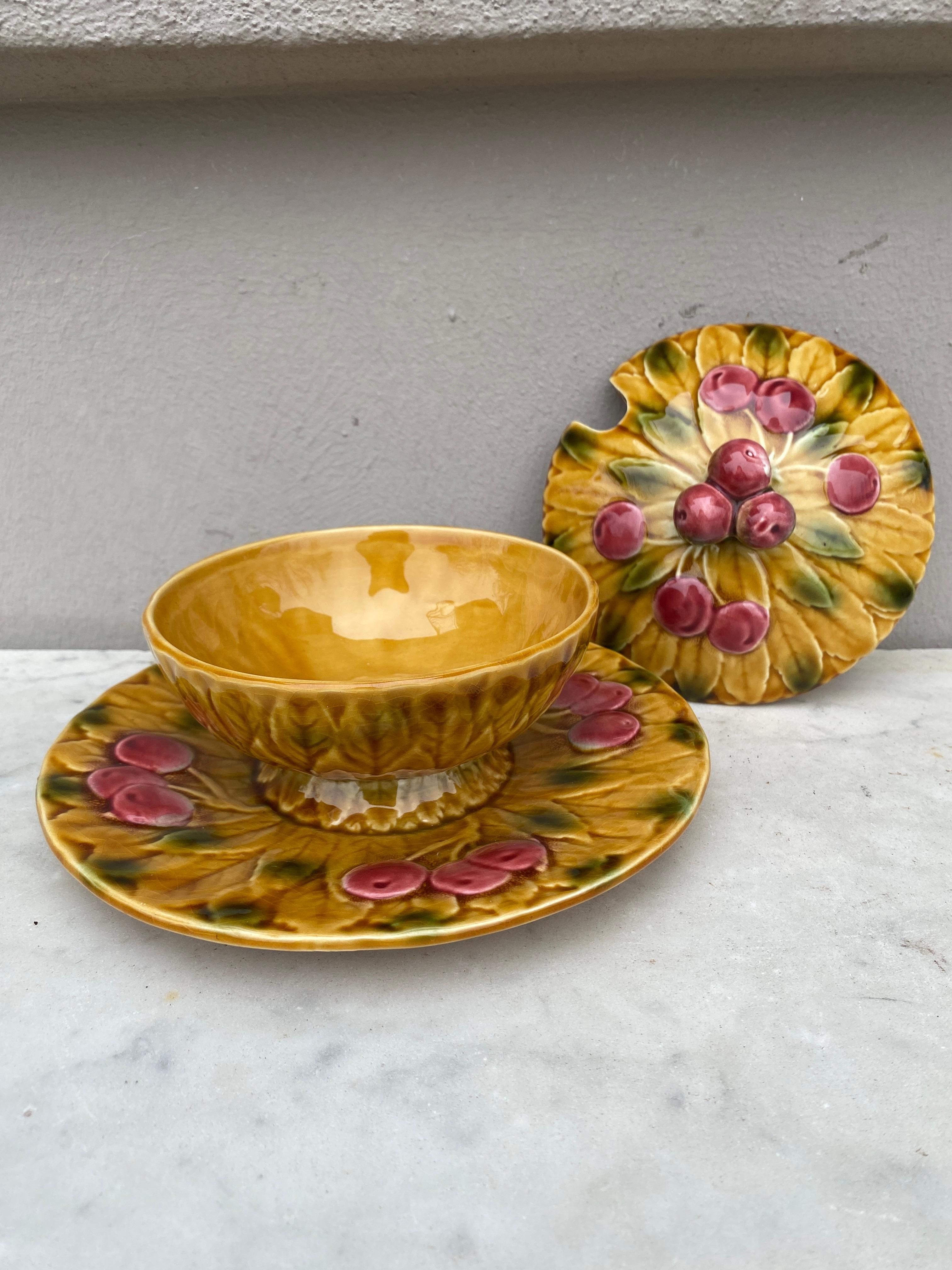 Francese Cestino di ciliegie in maiolica Sarreguemines, 1940 circa in vendita