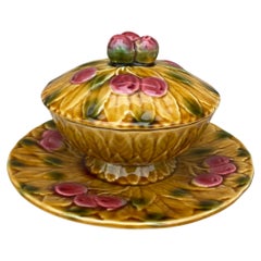 Cesta de cerezas de mayólica Sarreguemines, hacia 1940