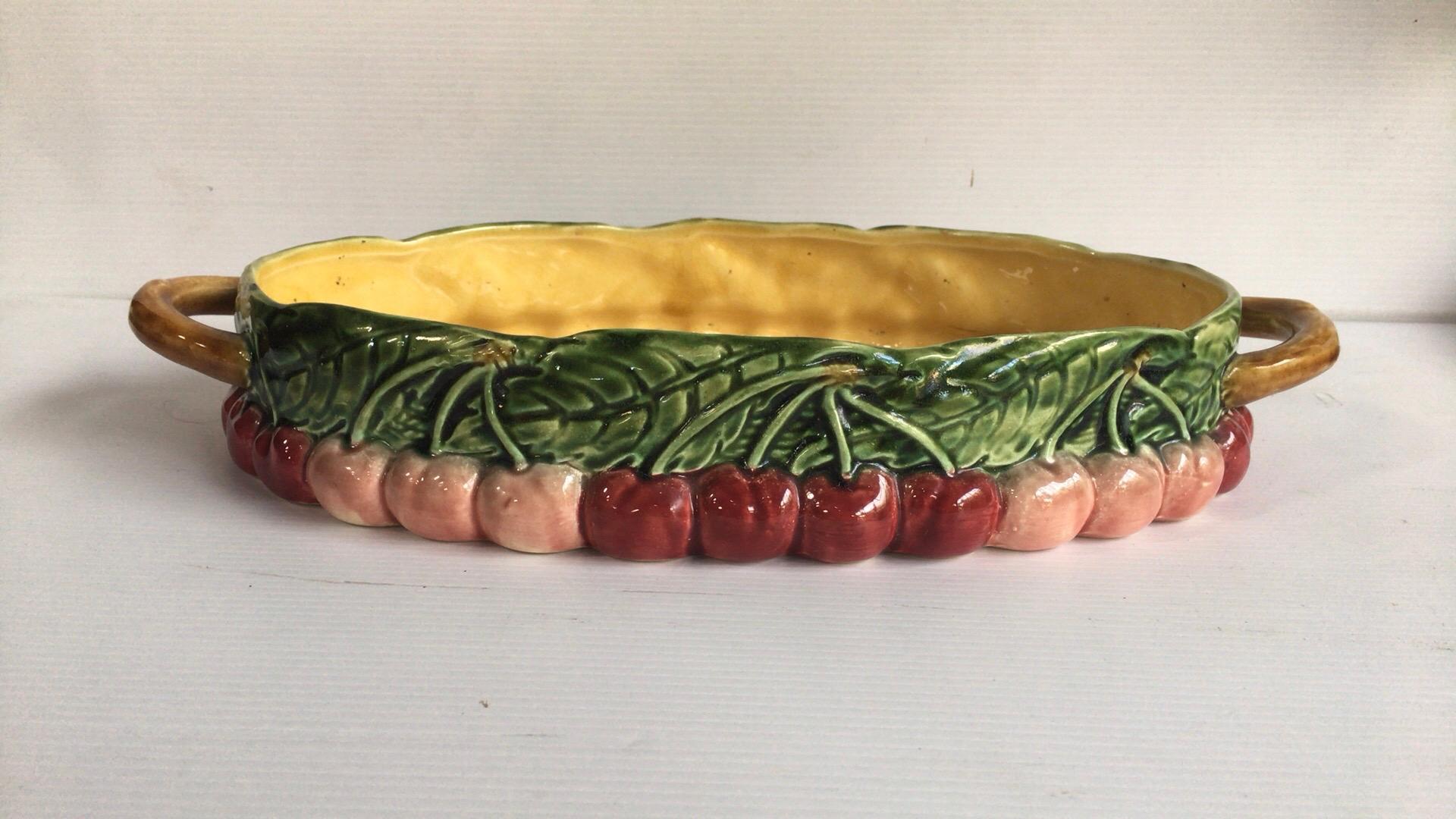 Majolica Cherries oval basket signed Sarreguemines, circa 1920.
Lenght / 14.3 on 8