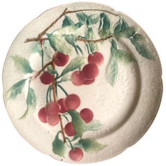 Piatto di maiolica con ciliegie Keller & Guerin Saint Clément