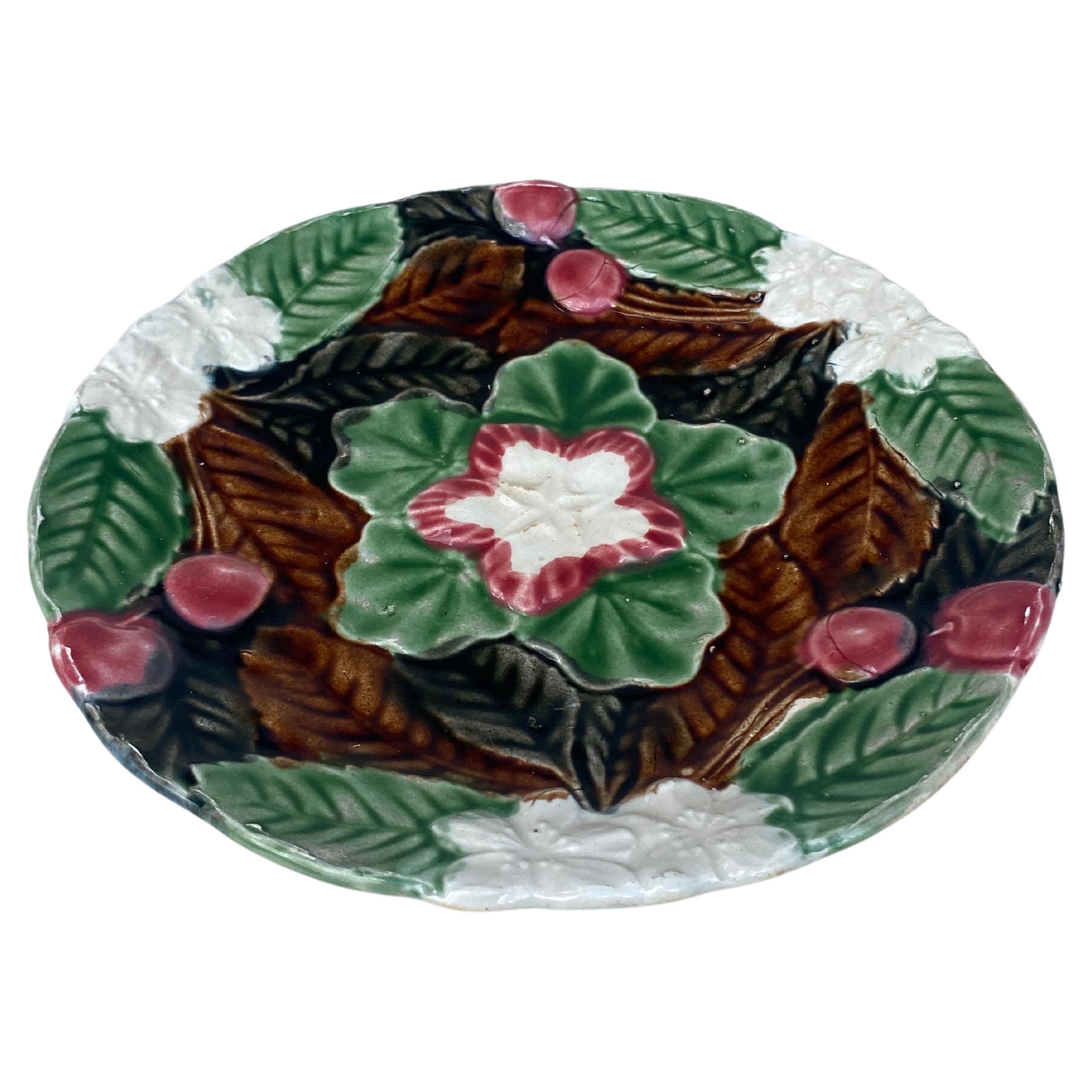 Assiette à cerises en majolique Orchies, vers 1910.