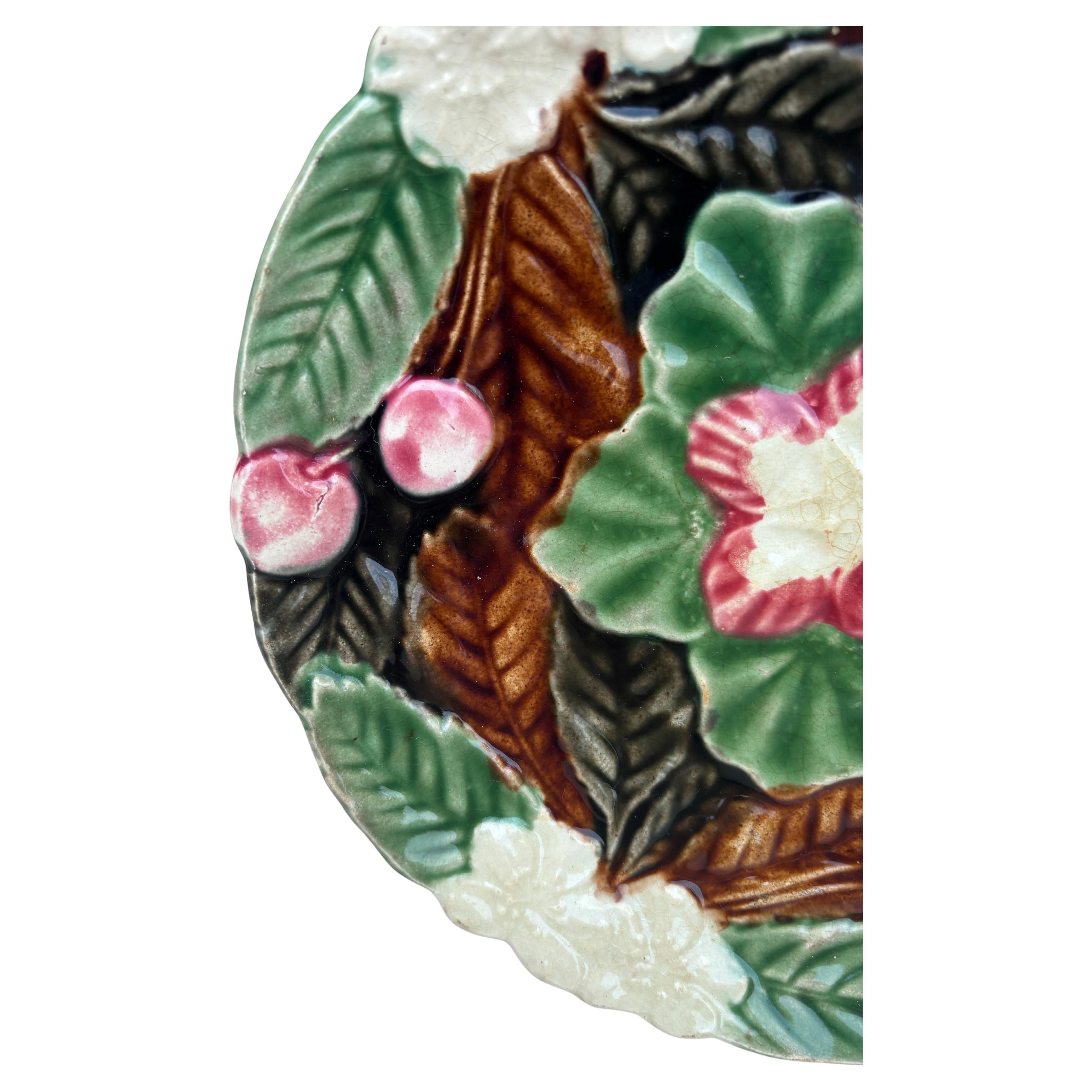 Majolika Kirschen Teller Orchies, um 1910 (Land) im Angebot