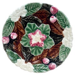 Assiette à cerises en majolique, Orchies, vers 1910