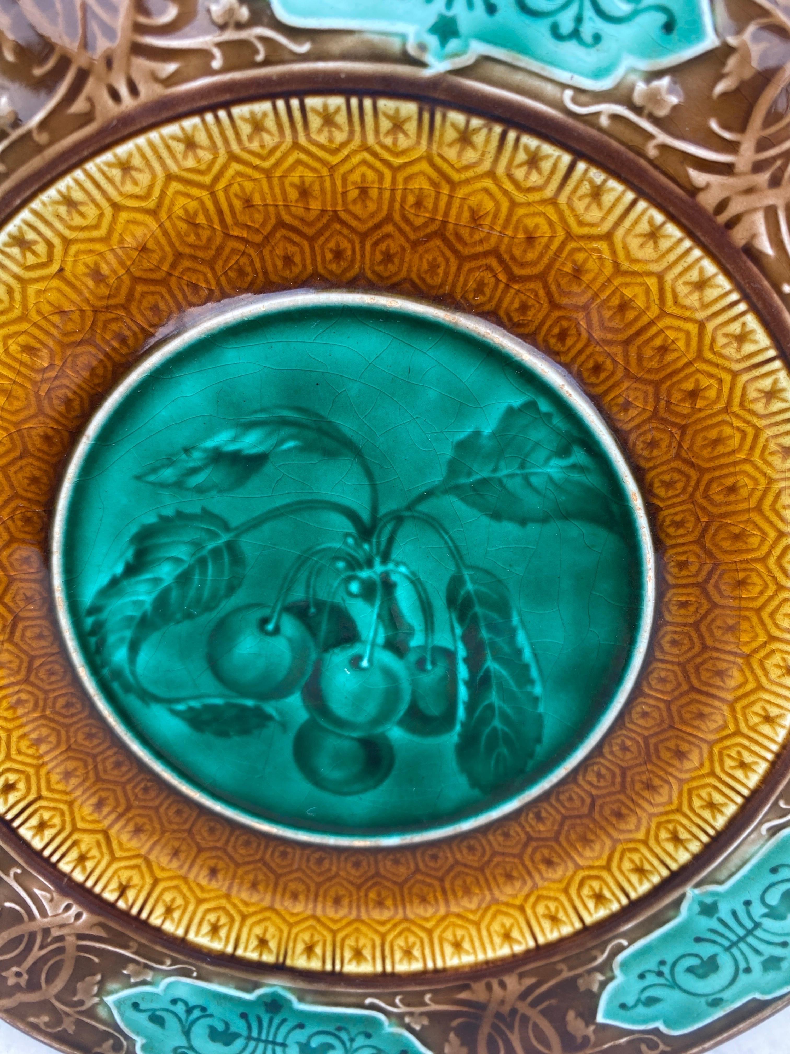 Plato de mayólica con cerezas Sarreguemines, hacia 1870 Victoriano en venta