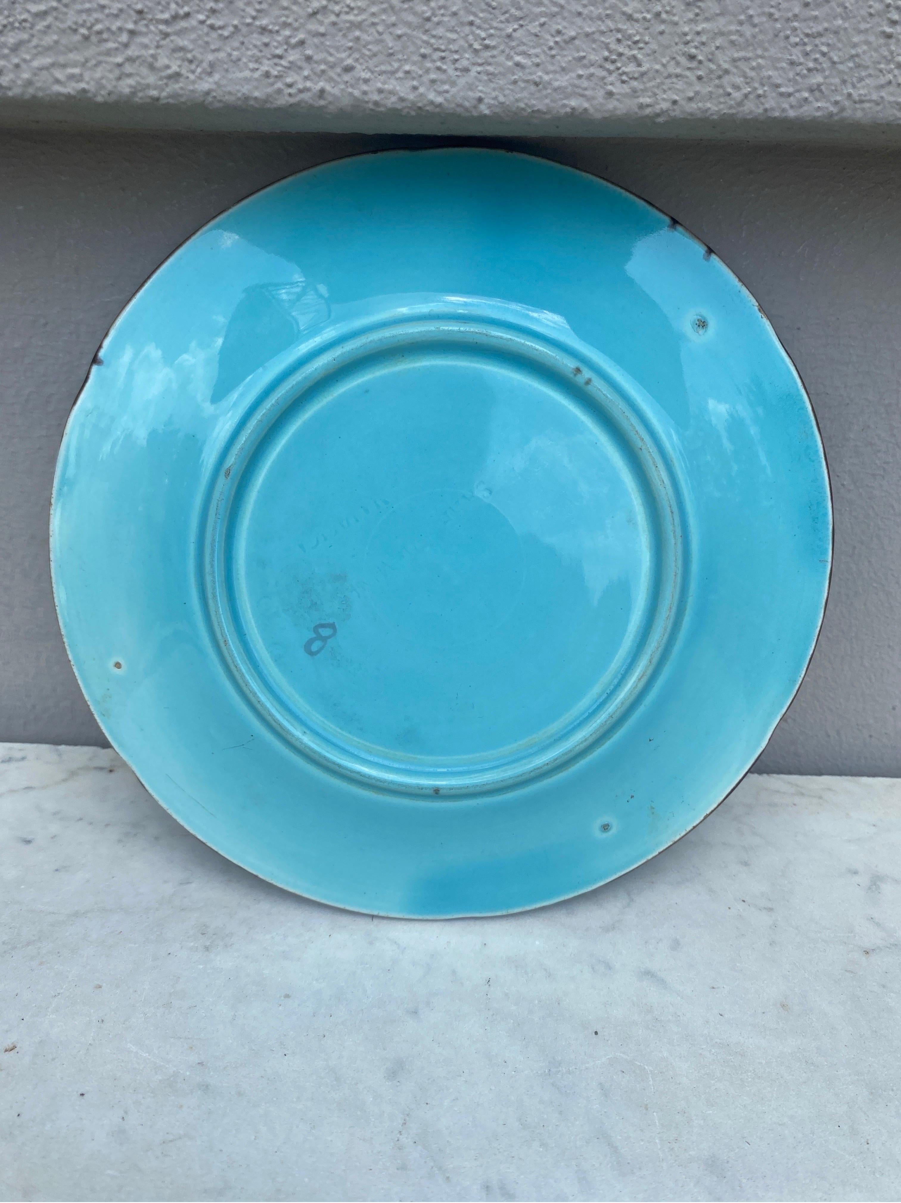 Plato de mayólica con cerezas Sarreguemines, hacia 1870 Francés en venta