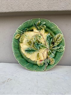 Assiette à feuilles de châtaignier en majolique Sarreguemines, vers 1890