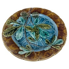 Sarreguemines-Teller aus Kastanienholz mit Blättern aus Majolika, um 1890