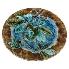 Plato de mayólica con hojas de castaño Sarreguemines, hacia 1890
