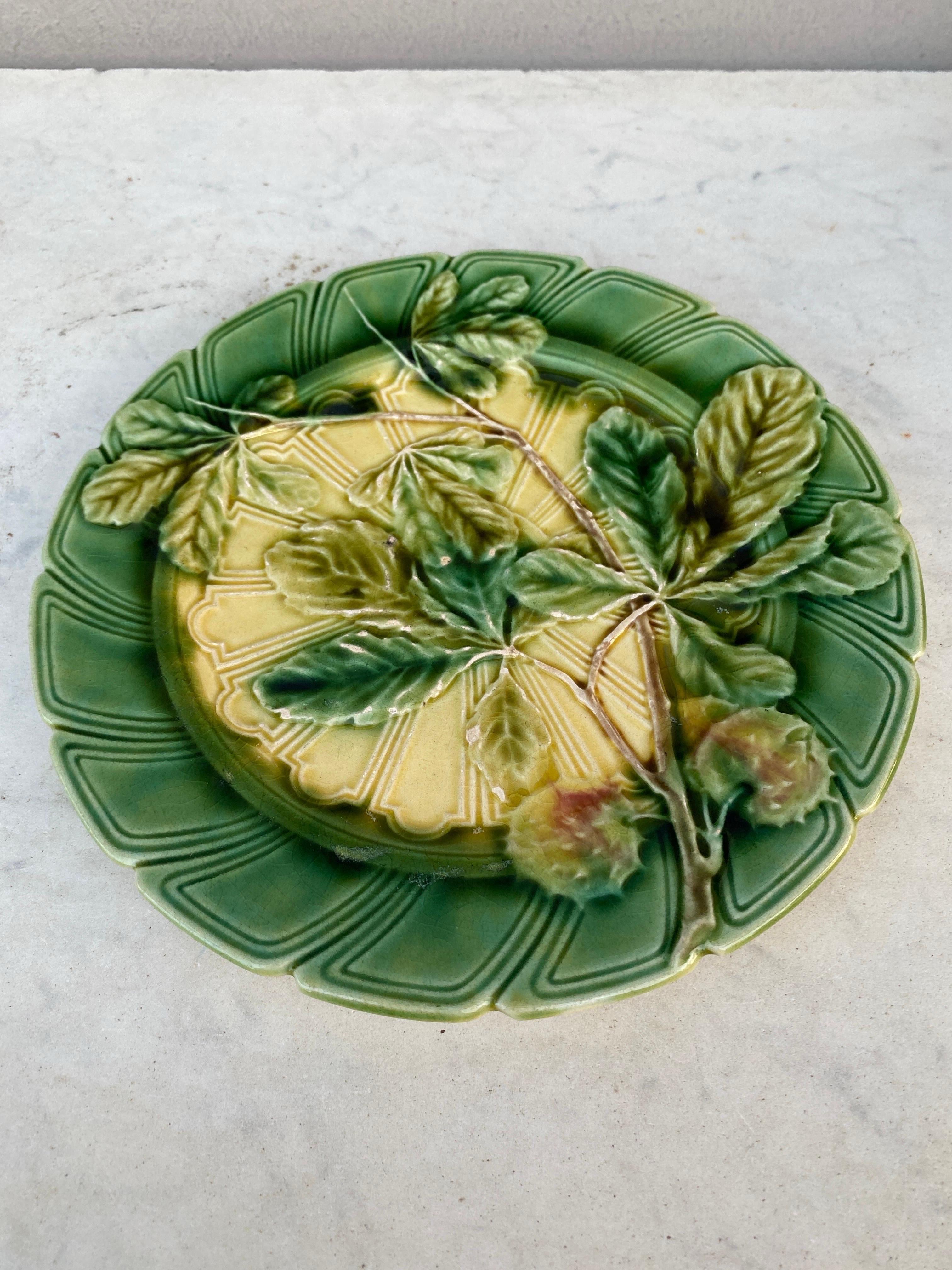 Rustique Assiette à feuilles de châtaignier en majolique Sarreguemines, vers 1890 en vente