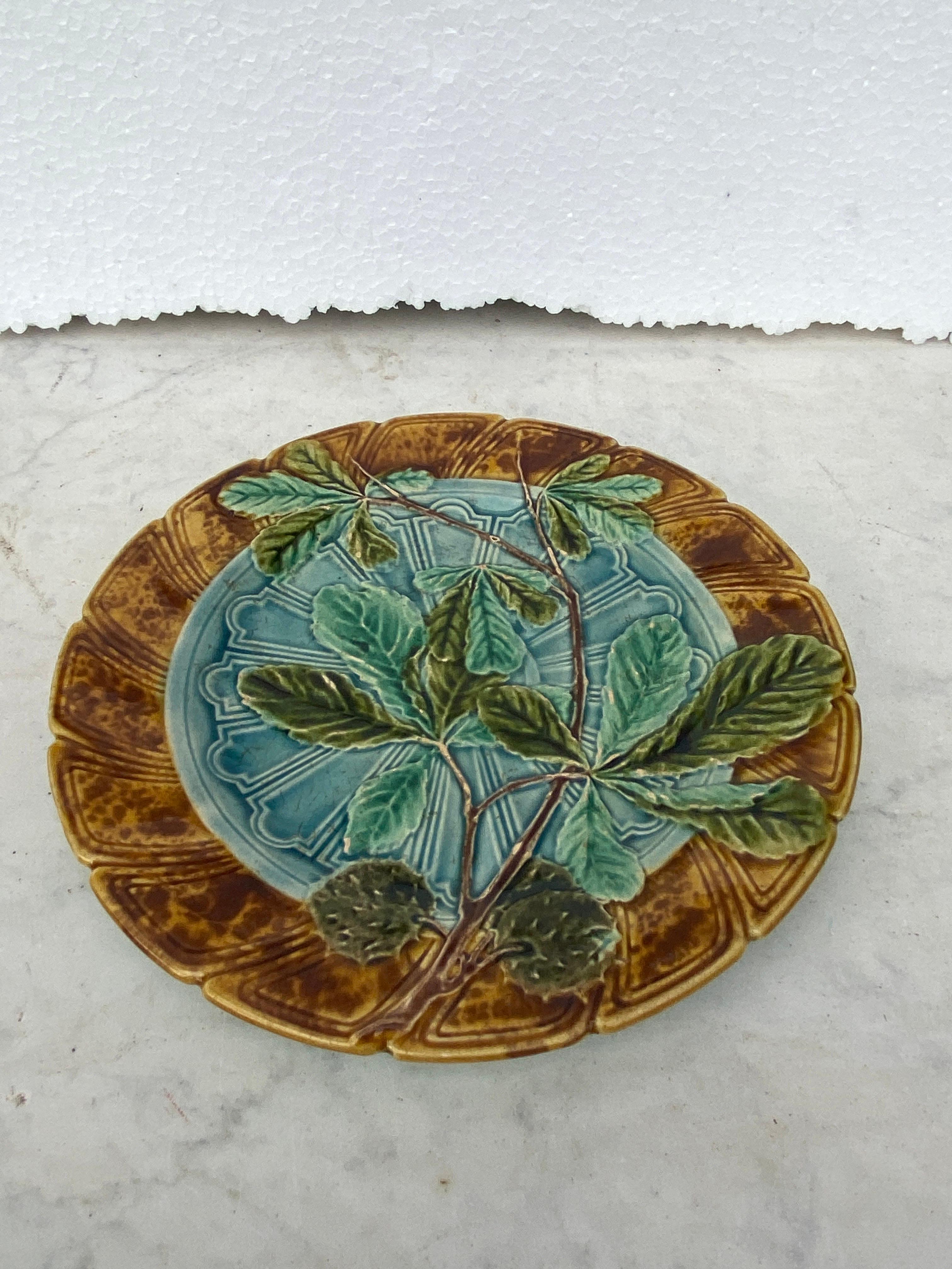 Français Assiette à feuilles de châtaignier en majolique Sarreguemines, vers 1890 en vente