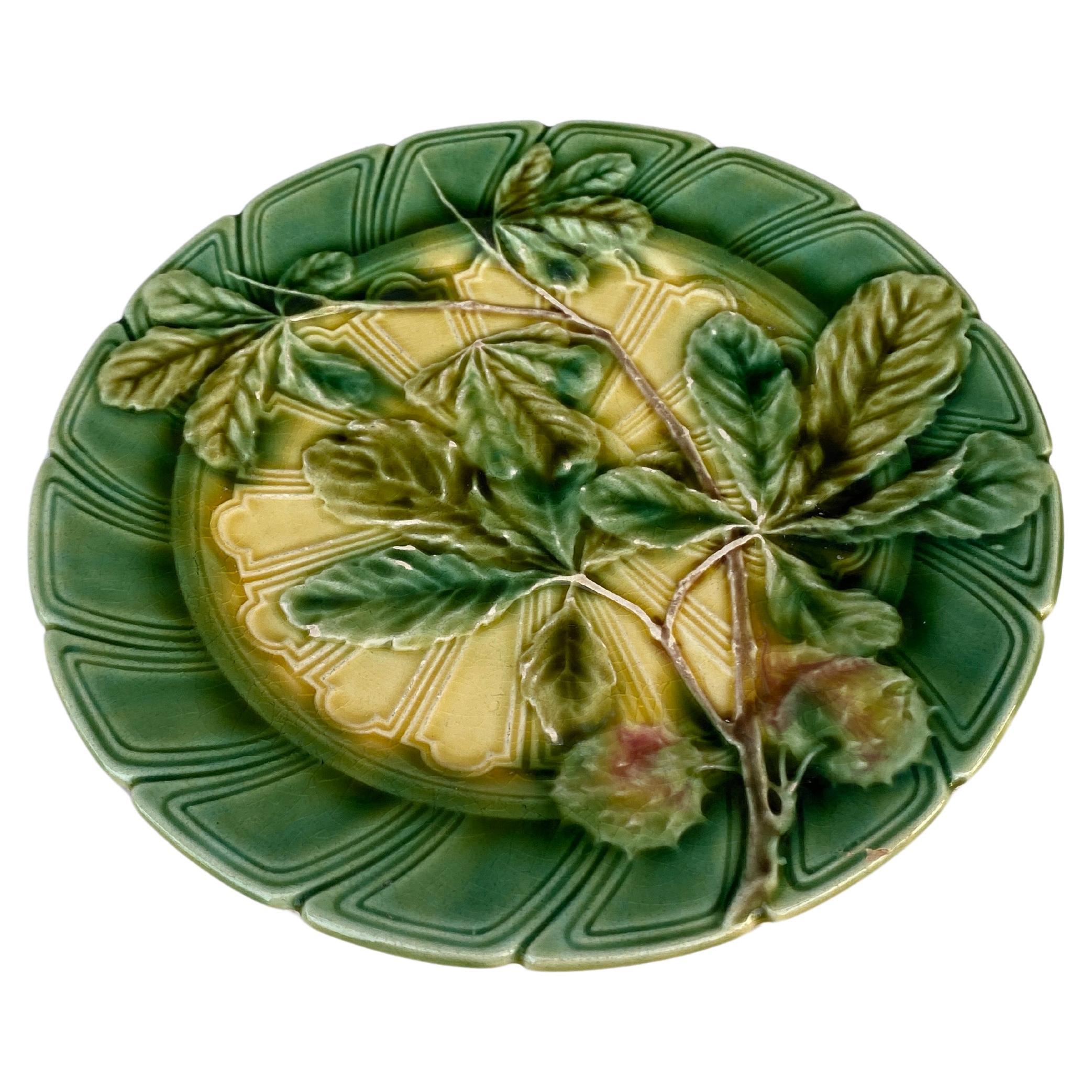 Rustique Assiette à feuilles de châtaignier en majolique Sarreguemines, vers 1890