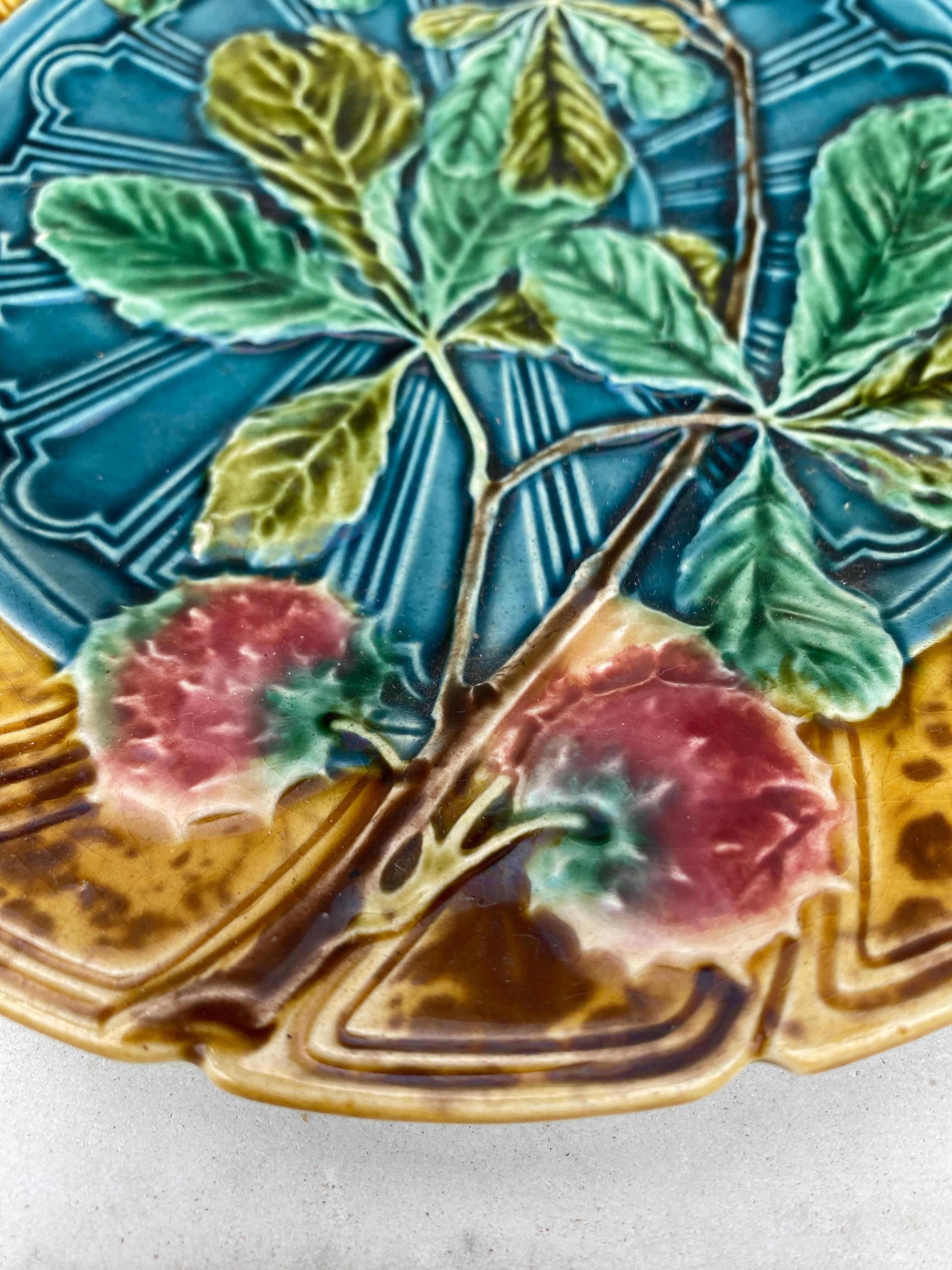 Sarreguemines-Teller aus Kastanienholz mit Blättern aus Majolika, um 1890 (Französisch) im Angebot