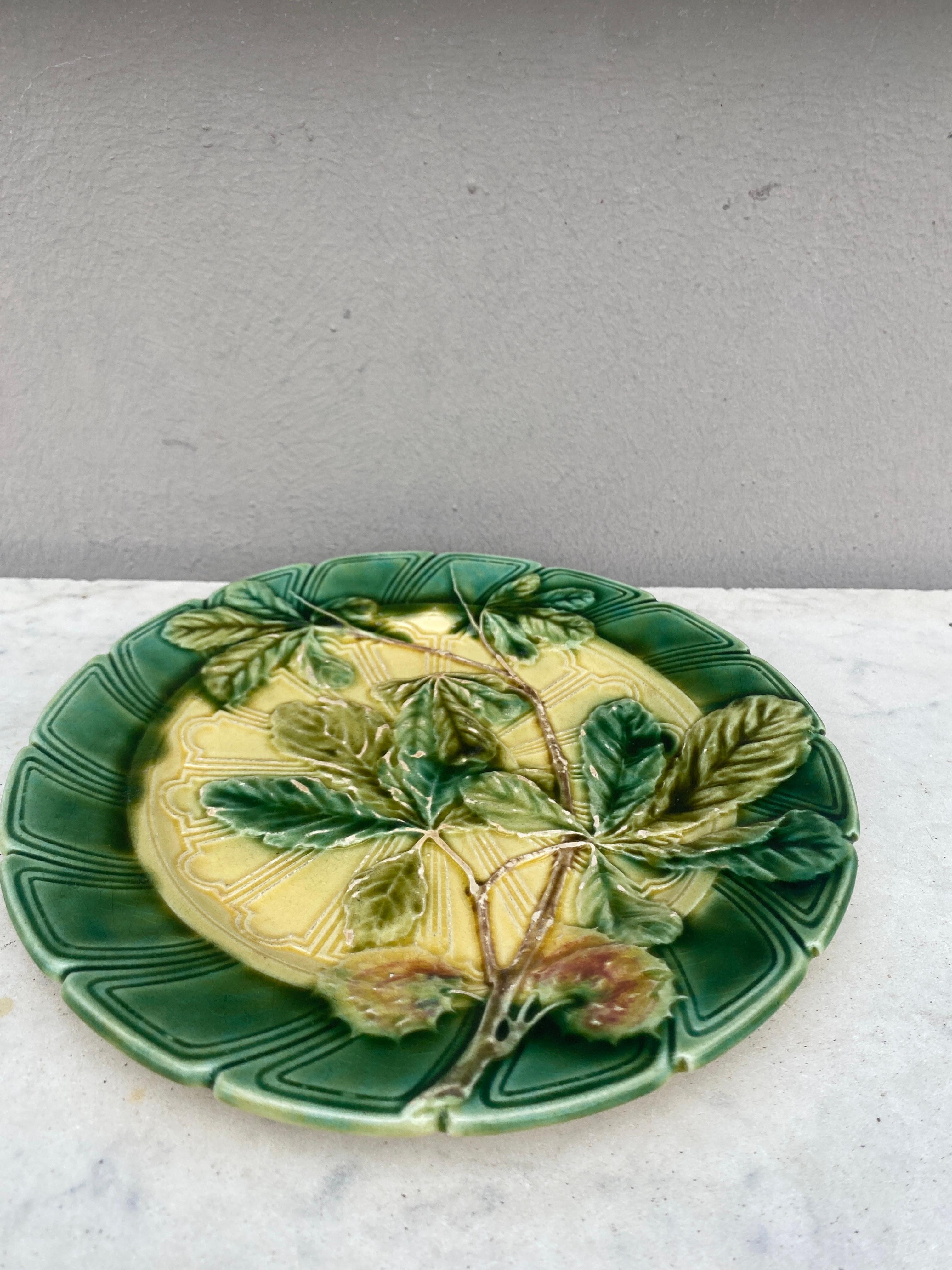 Français Assiette à feuilles de châtaignier en majolique Sarreguemines, vers 1890 en vente