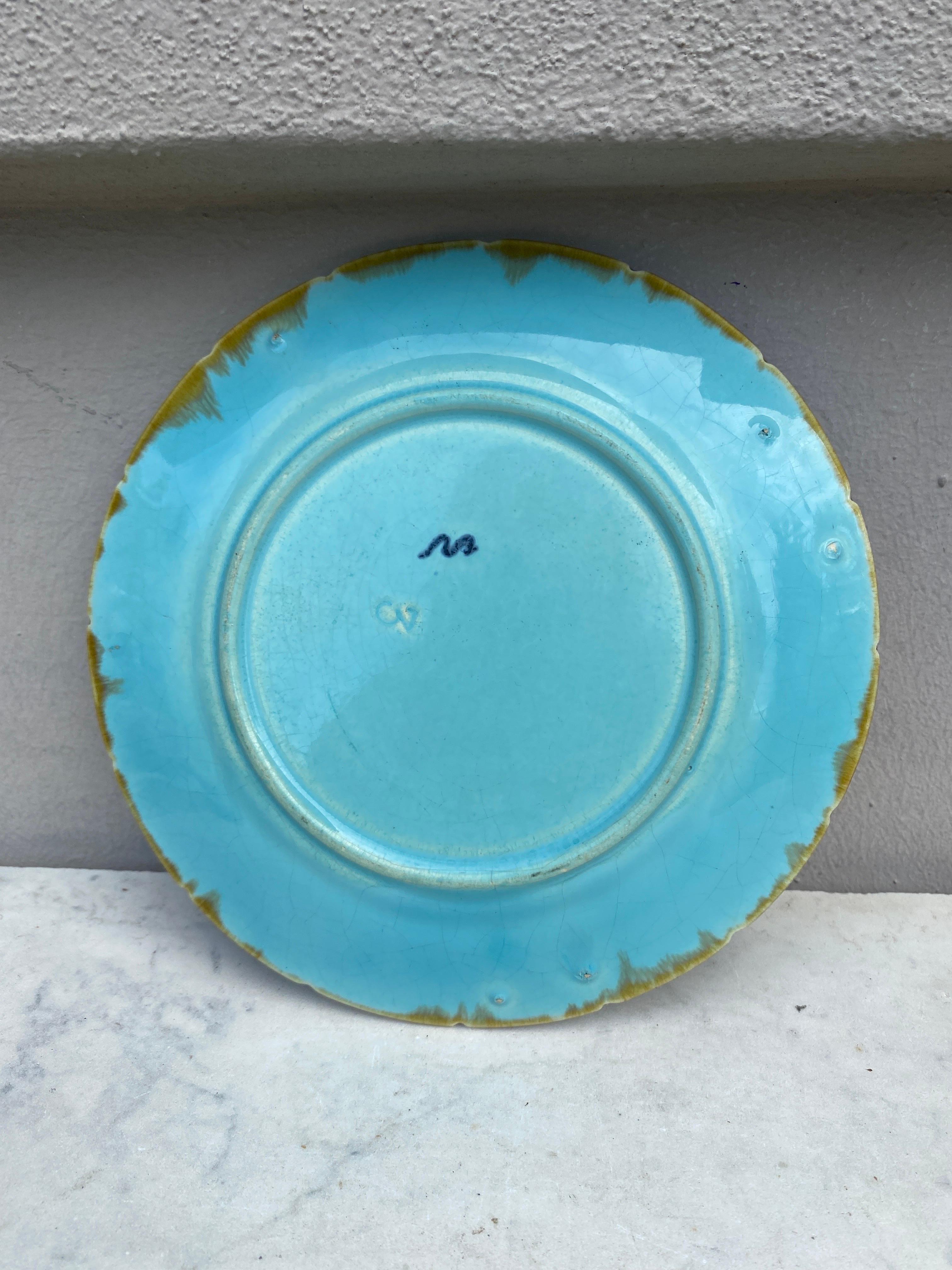 Plato de mayólica con hojas de castaño Sarreguemines, hacia 1890 Francés en venta