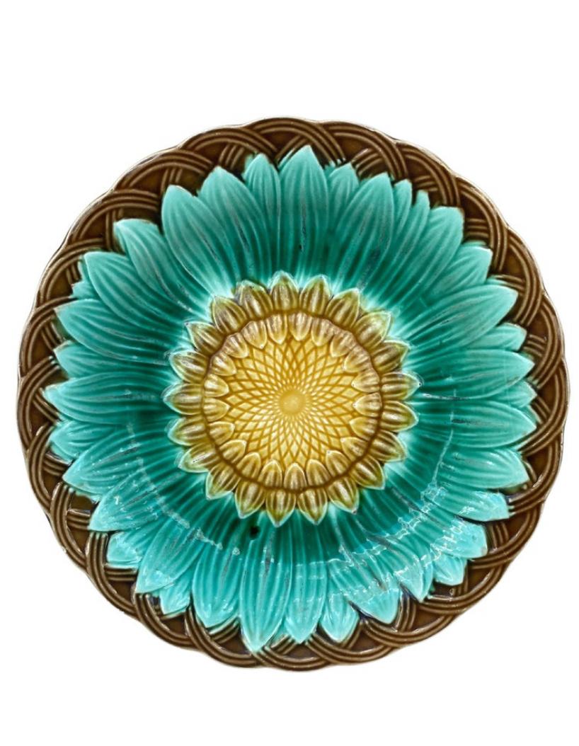 Plato de mayólica con hojas de castaño Sarreguemines, hacia 1890 en Bueno estado para la venta en Austin, TX