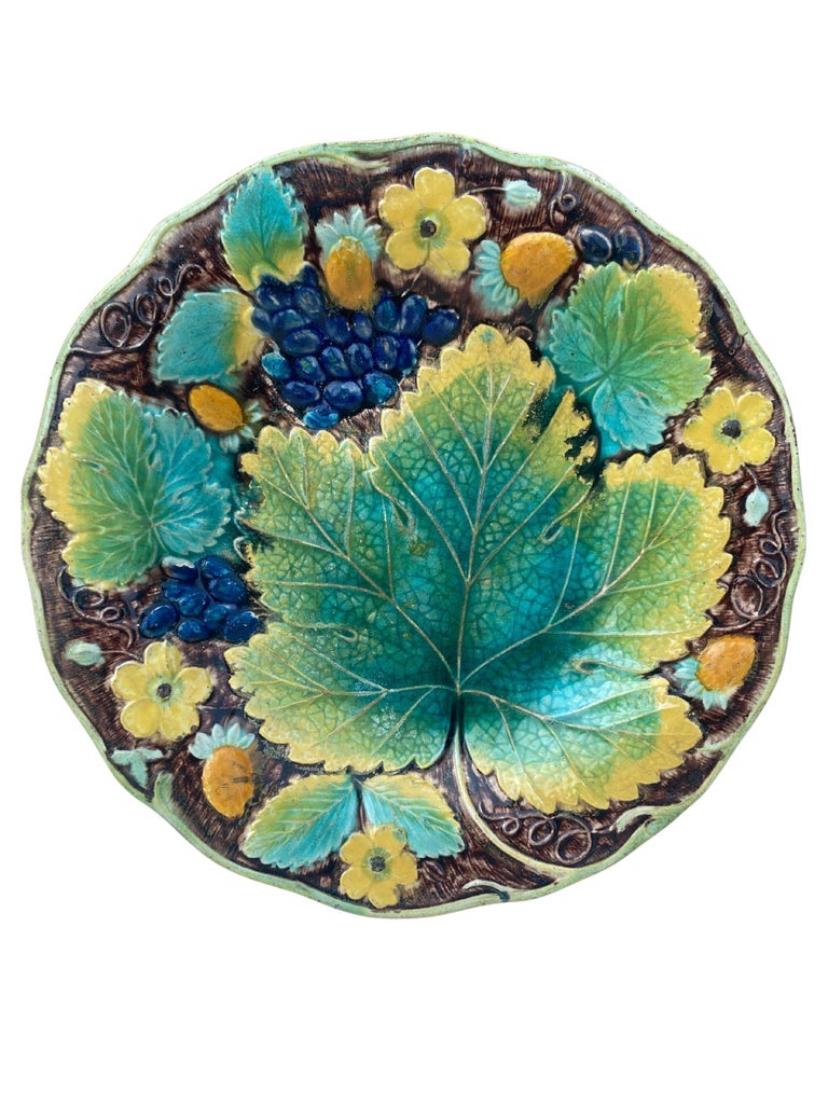 Plato de mayólica con hojas de castaño Sarreguemines, hacia 1890 Fines del siglo XIX en venta