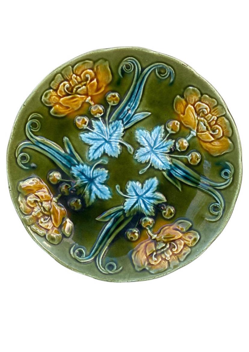 Plato de mayólica con hojas de castaño Sarreguemines, hacia 1890 Cerámico en venta
