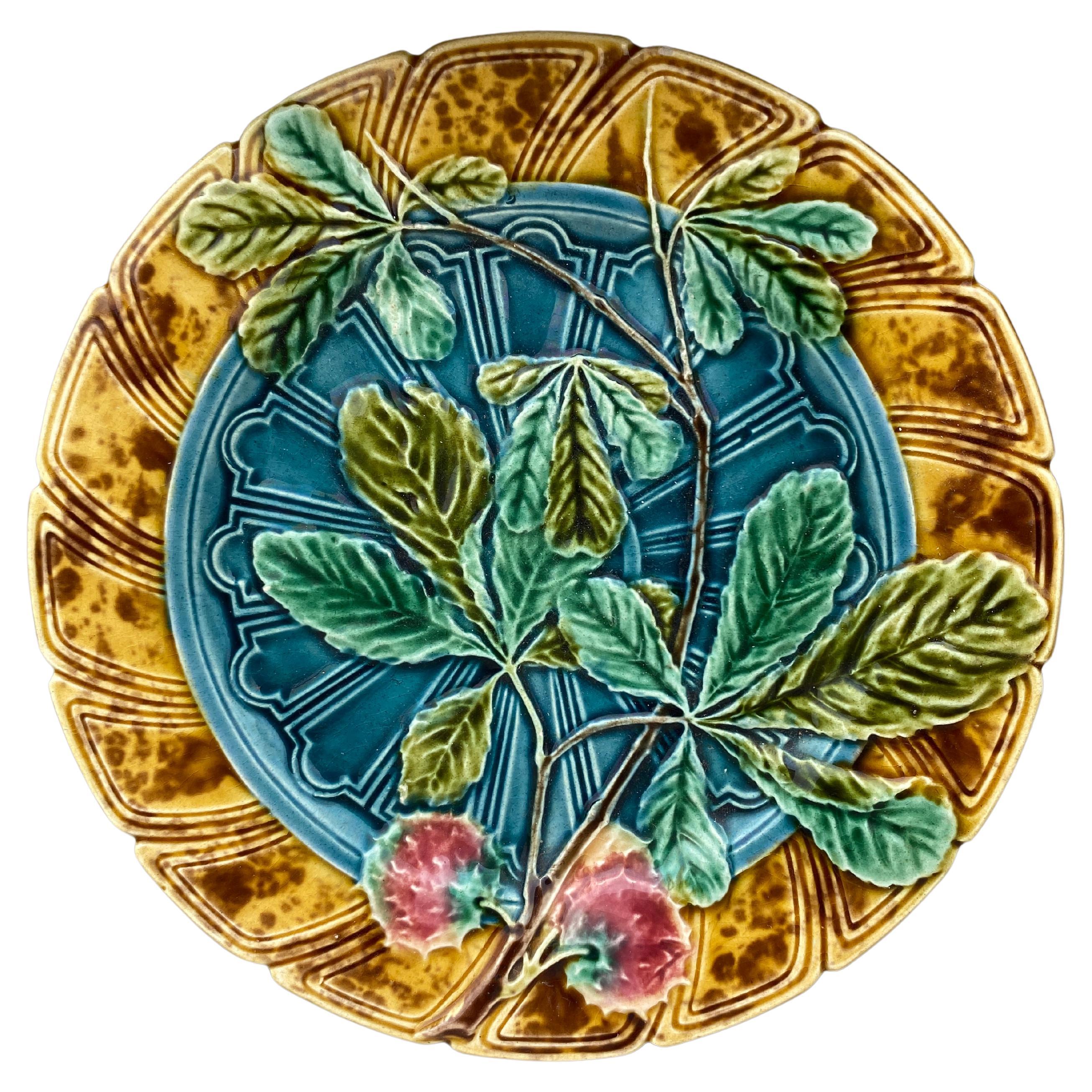 Sarreguemines-Teller aus Kastanienholz mit Blättern aus Majolika, um 1890