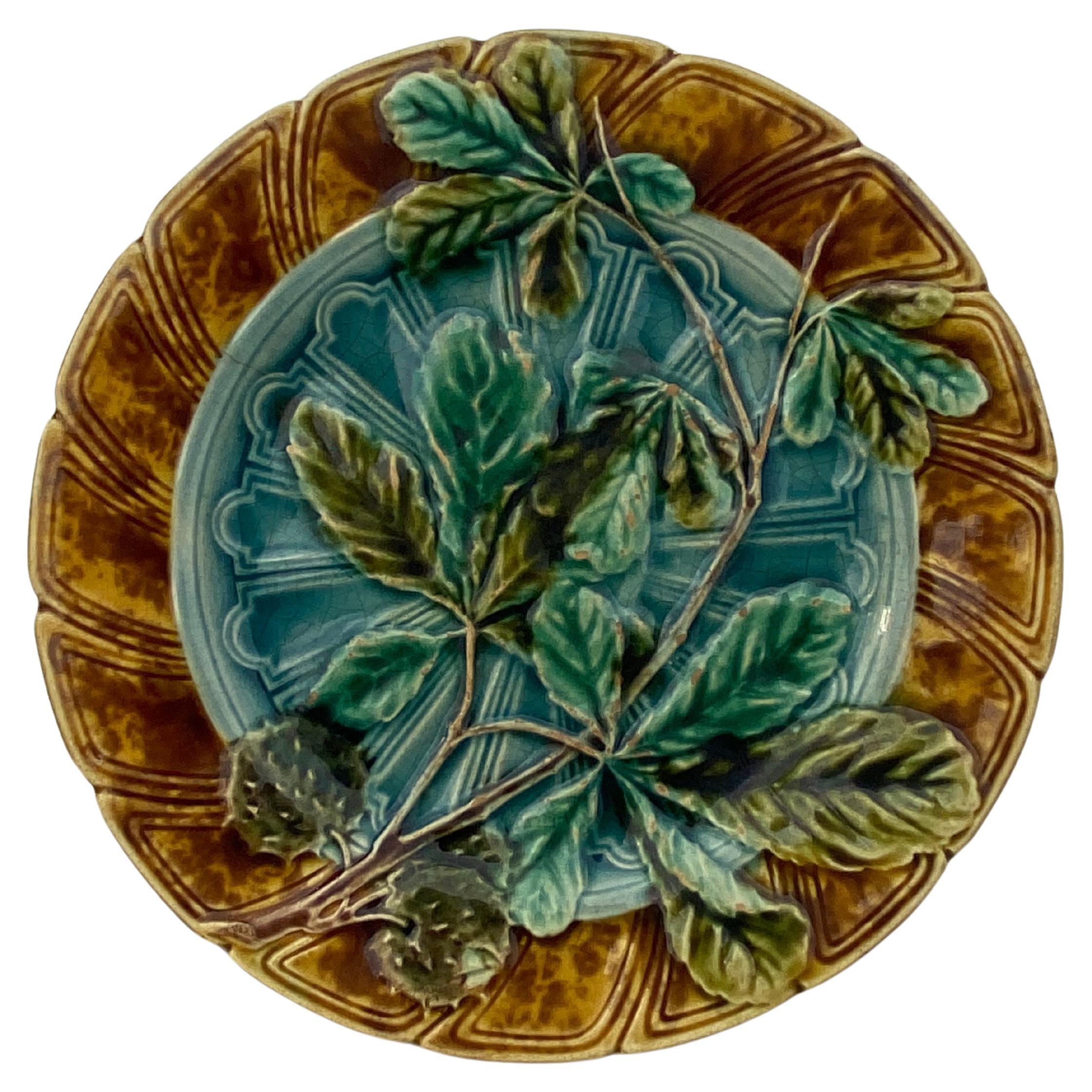 Assiette à feuilles de châtaignier en majolique française Sarreguemines, vers 1890.