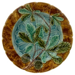 Sarreguemines-Teller aus Kastanienholz mit Blättern aus Majolika, um 1890