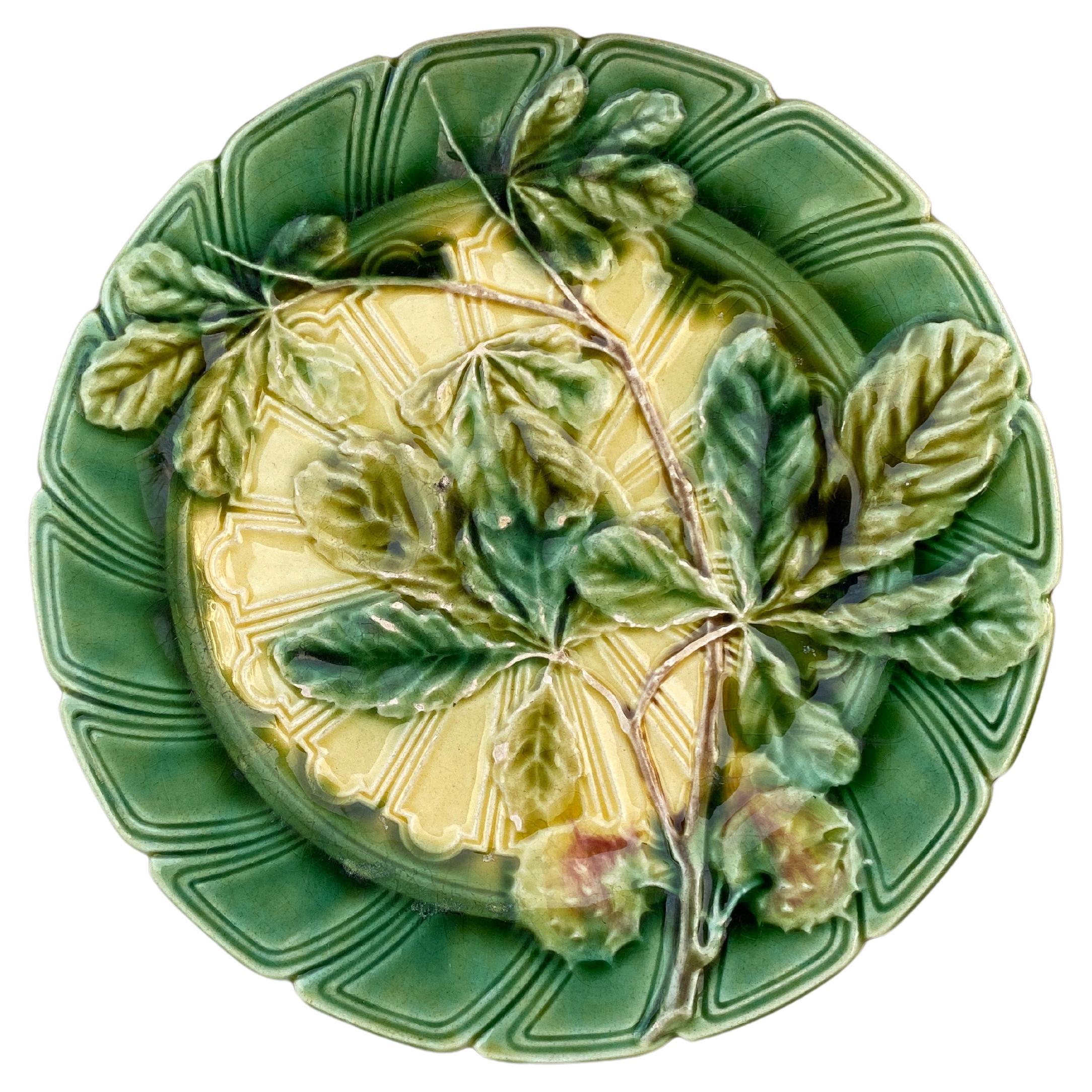 Assiette à feuilles de châtaignier en majolique Sarreguemines, vers 1890
