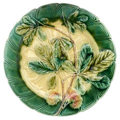 Assiette à feuilles de châtaignier en majolique Sarreguemines, vers 1890