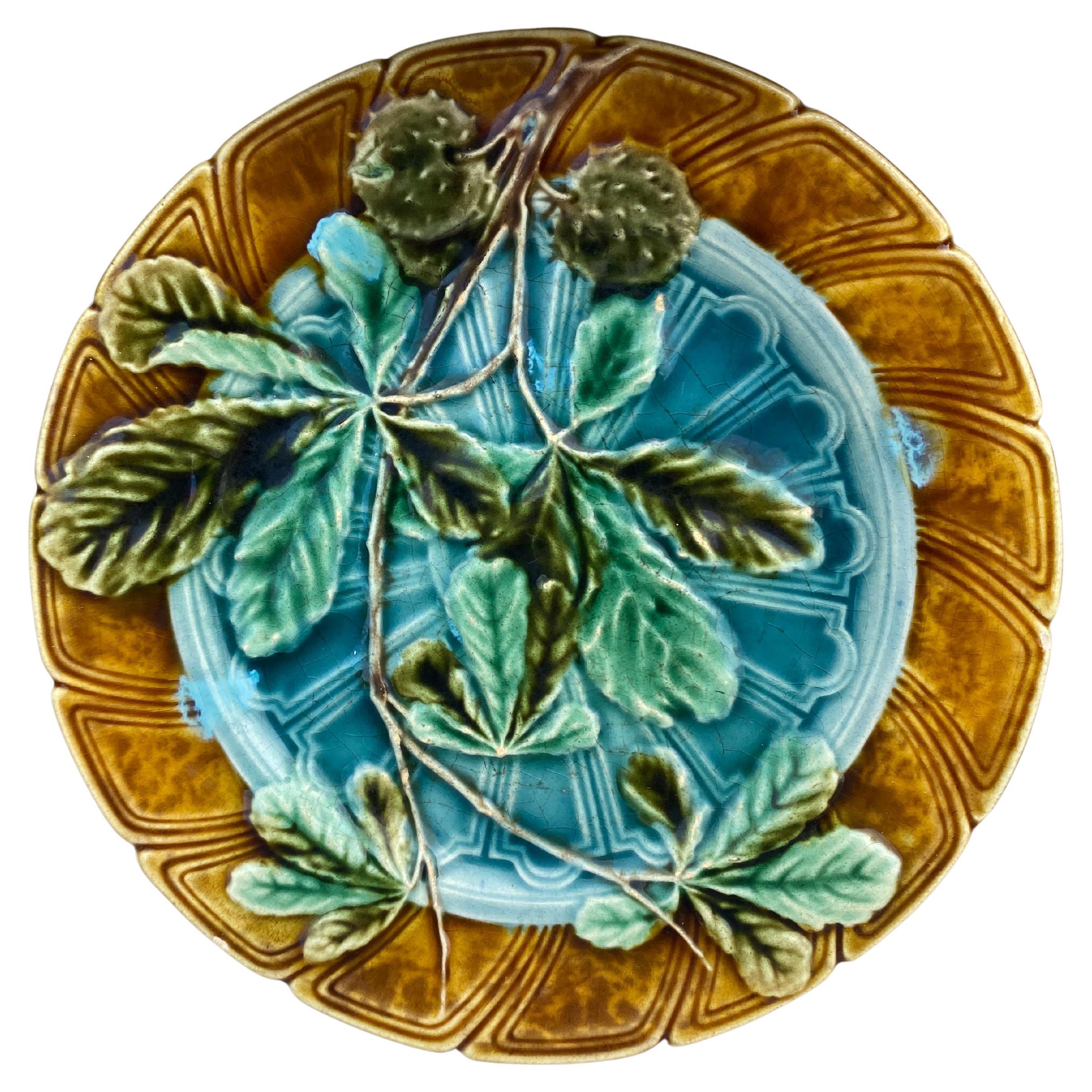 Plato de mayólica con hojas de castaño Sarreguemines, hacia 1890