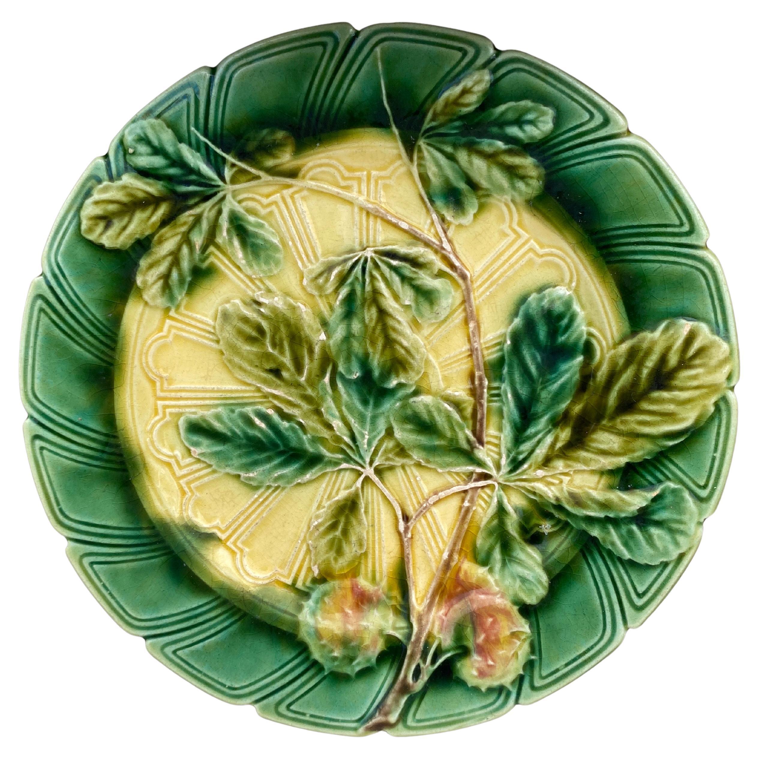 Plato de mayólica con hojas de castaño Sarreguemines, hacia 1890