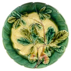 Piatto in maiolica a foglie di castagno Sarreguemines, 1890 circa