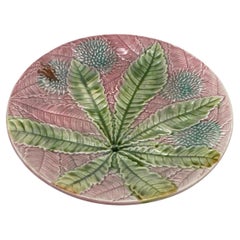 Piatto in maiolica con foglie di castagno Salins, 1880 circa